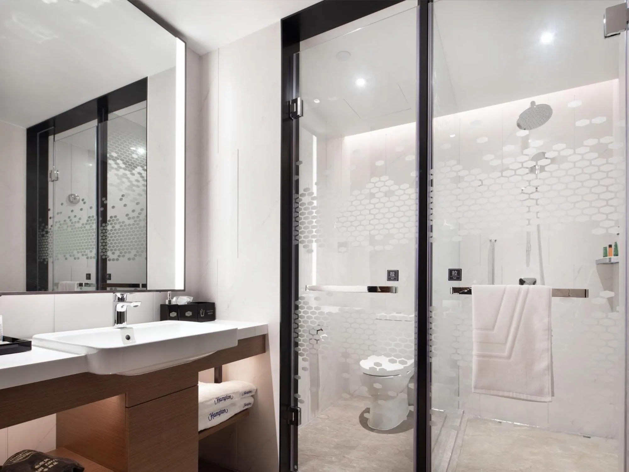 Shower in Hampton by Hilton Shenzhen Baoan Stadium