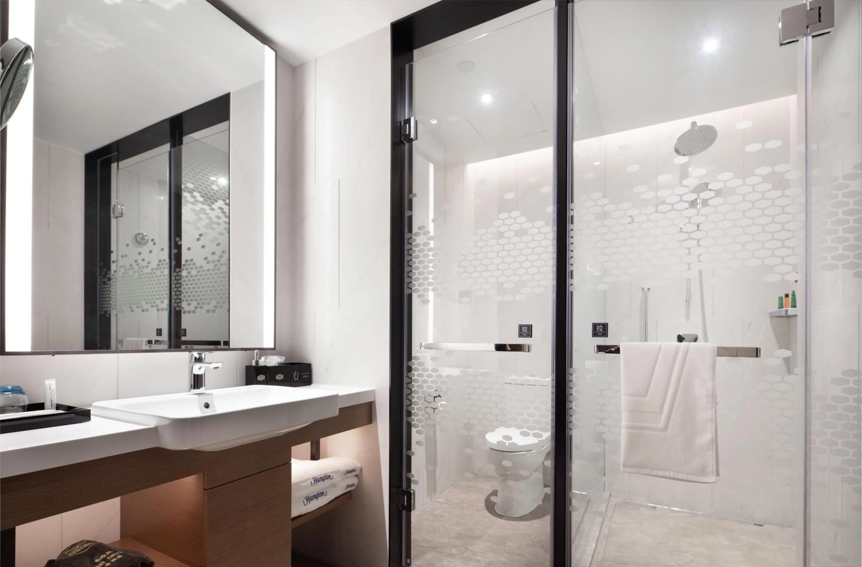 Shower in Hampton by Hilton Shenzhen Baoan Stadium