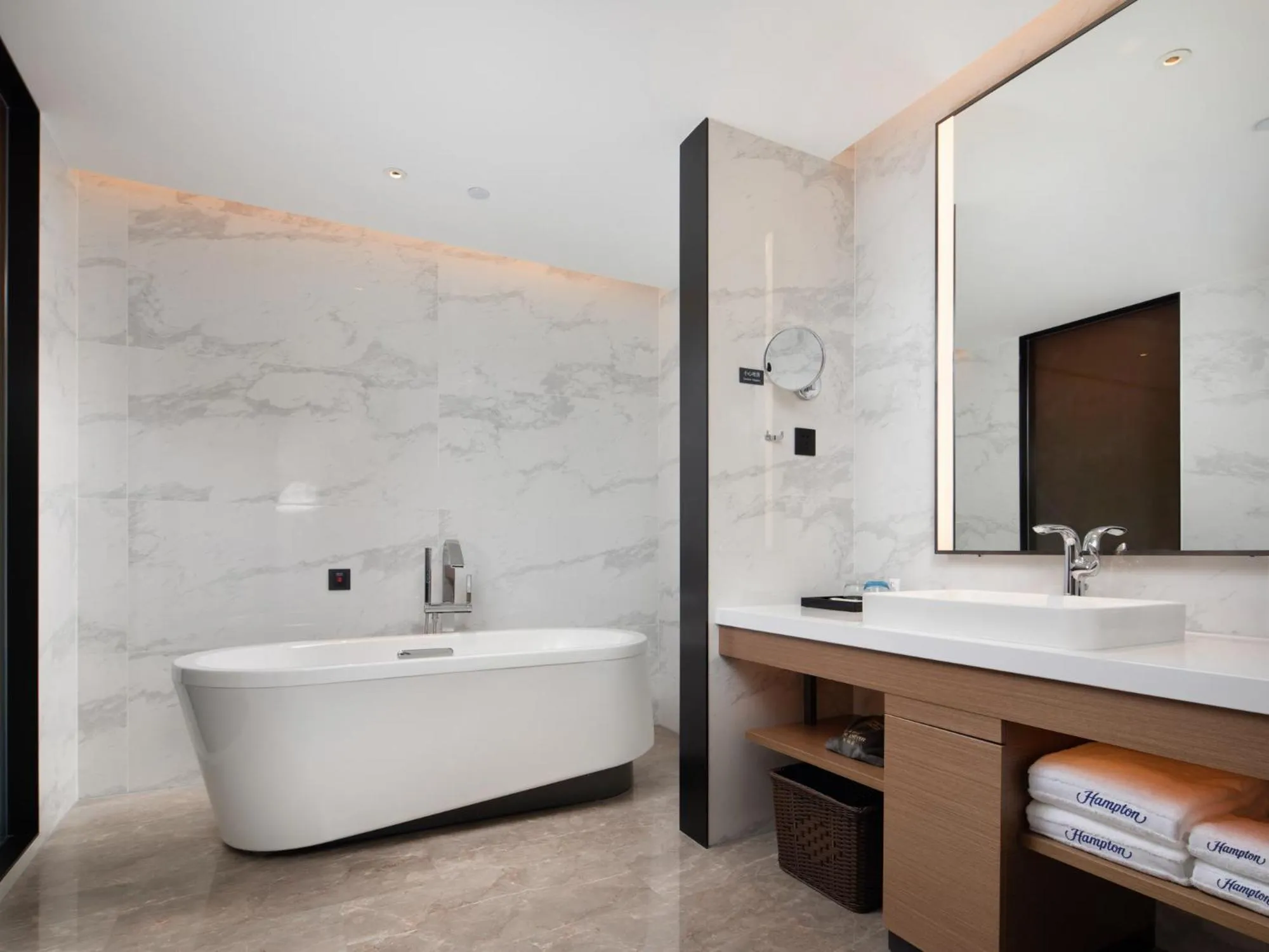 Bathroom in Hampton by Hilton Shenzhen Baoan Stadium
