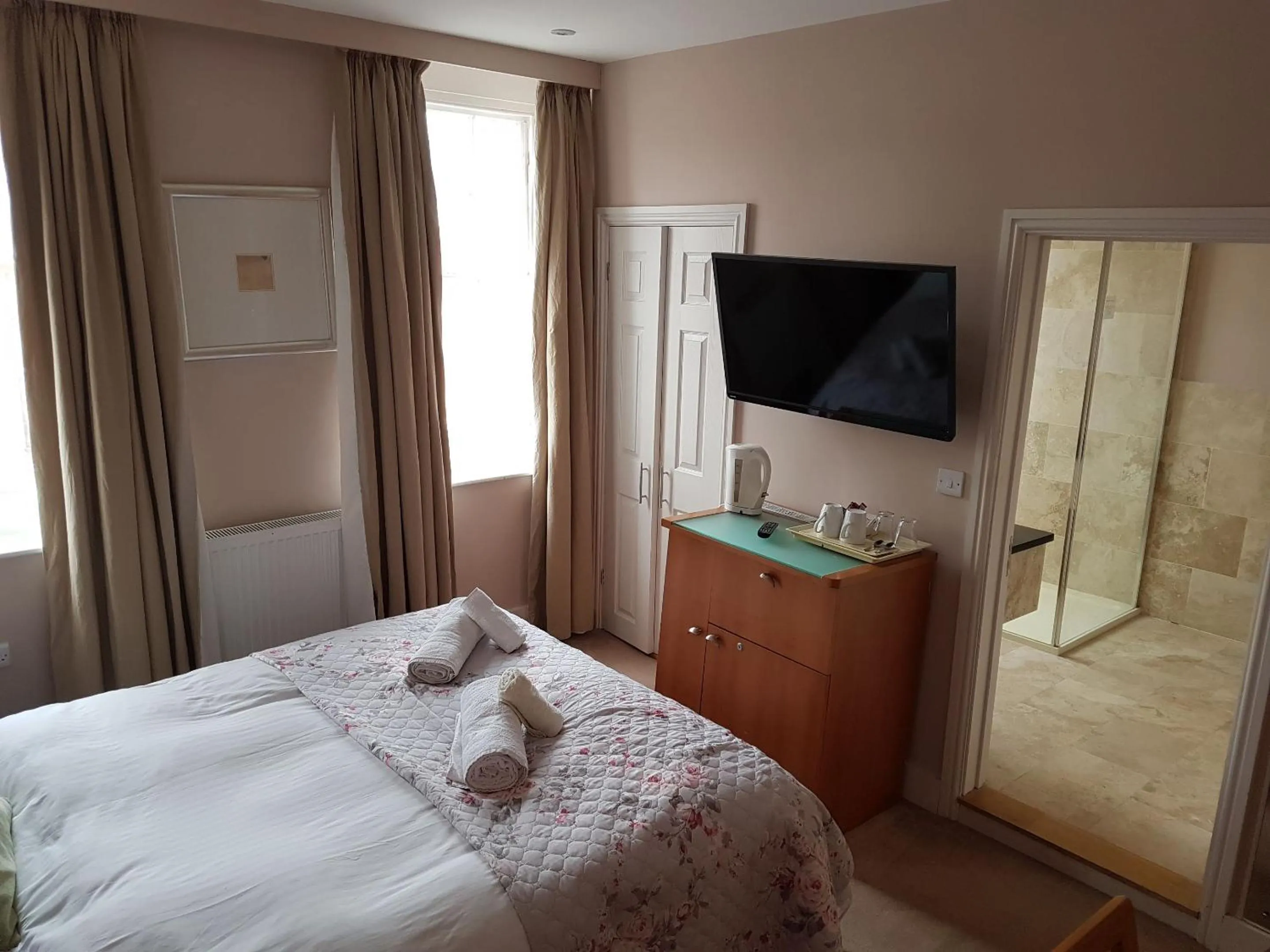 Bed in The Antelope at Upavon