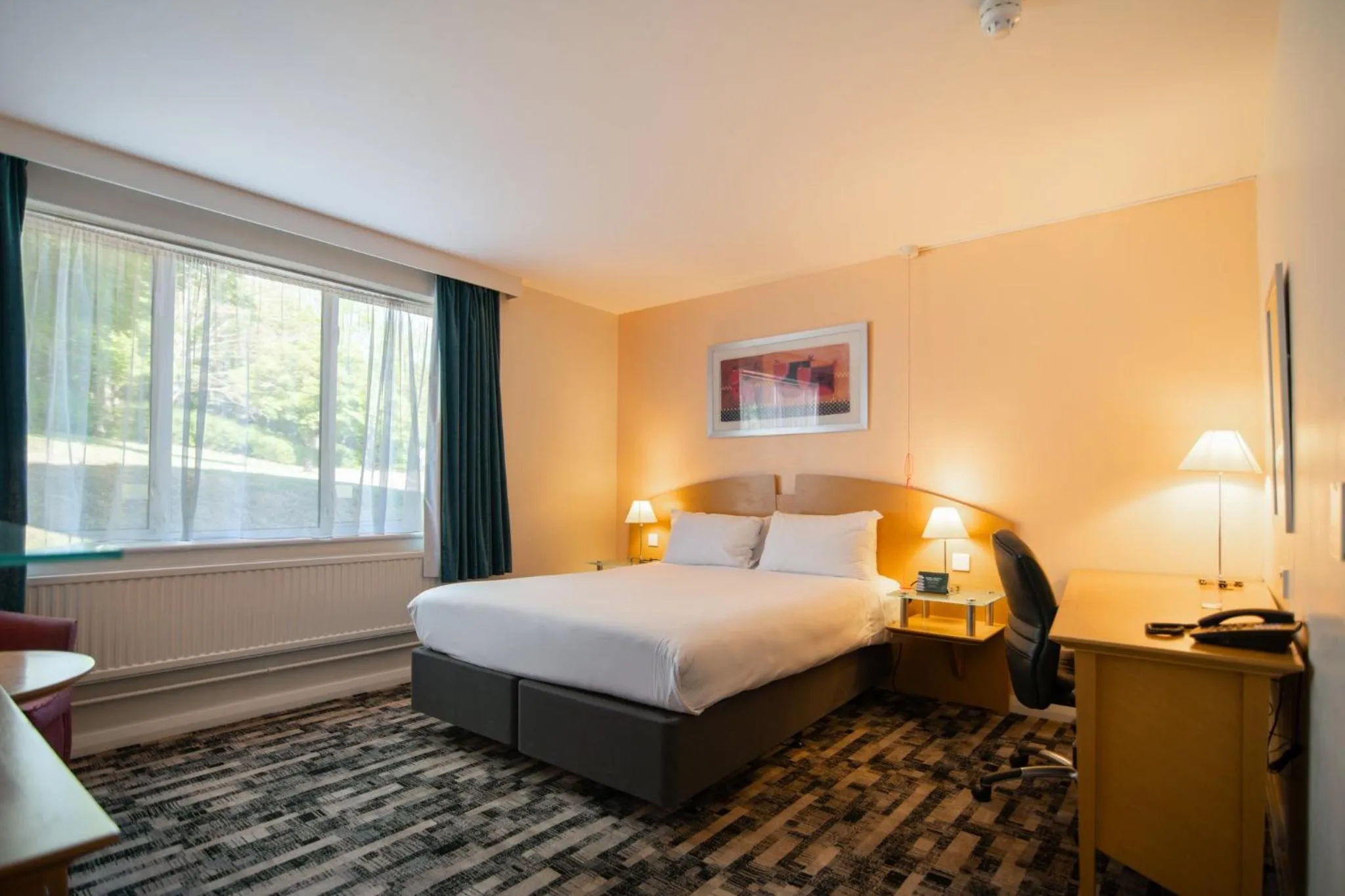 Bed in Holiday Inn Ashford - North A20 by IHG