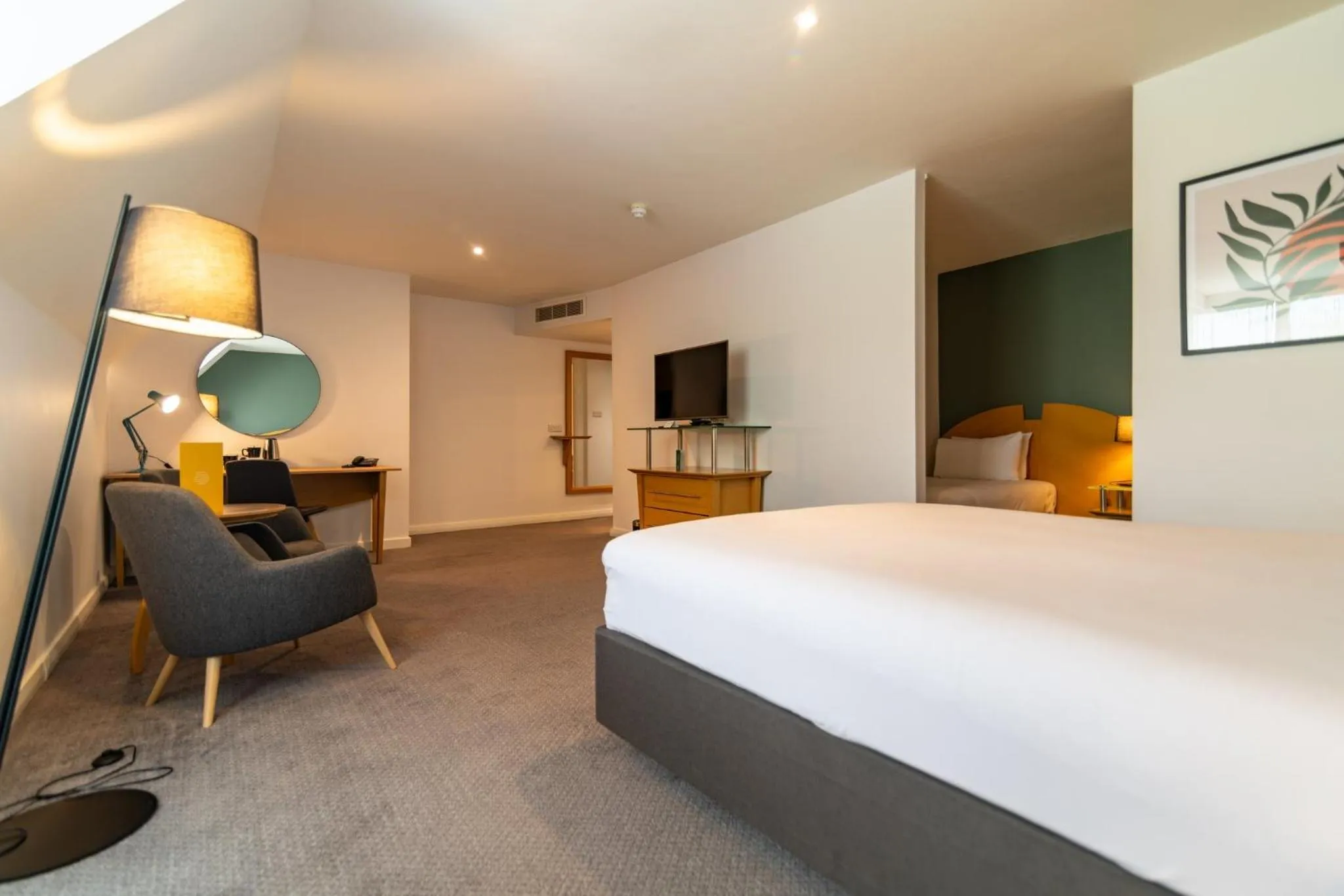 Bed in Holiday Inn Ashford - North A20 by IHG