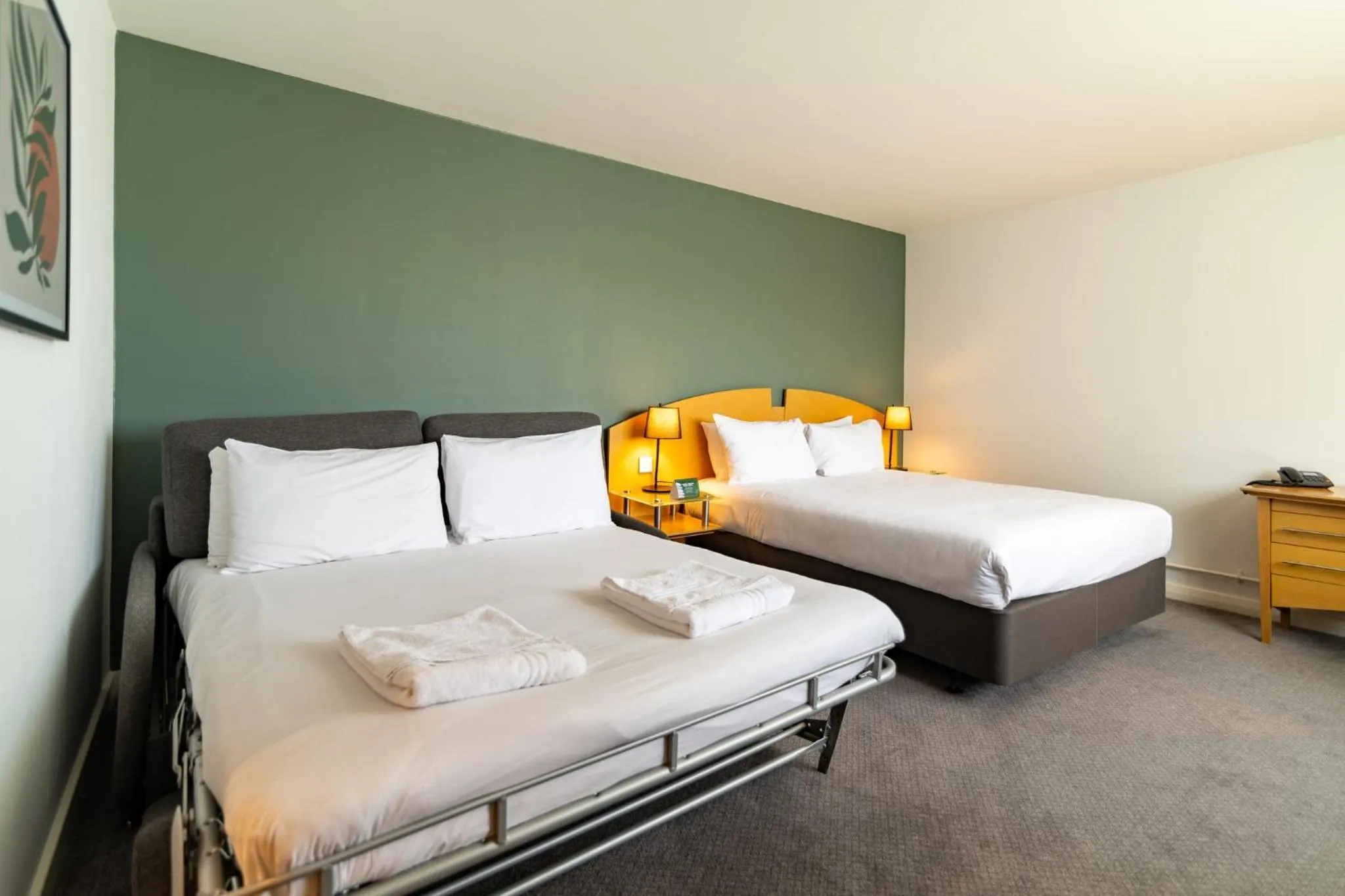 Bed in Holiday Inn Ashford - North A20 by IHG