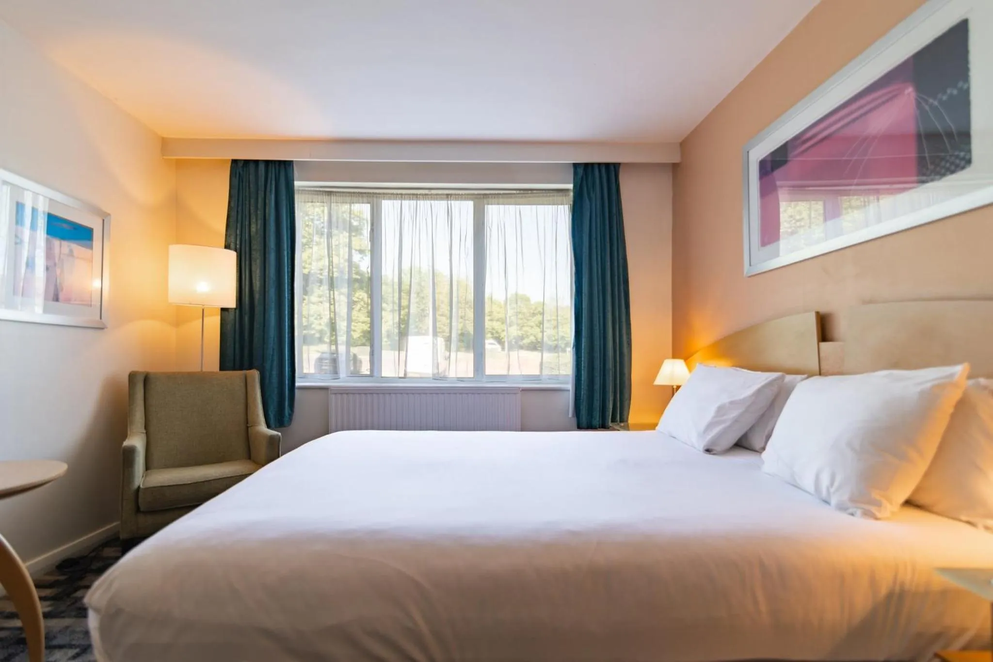 Bed in Holiday Inn Ashford - North A20 by IHG