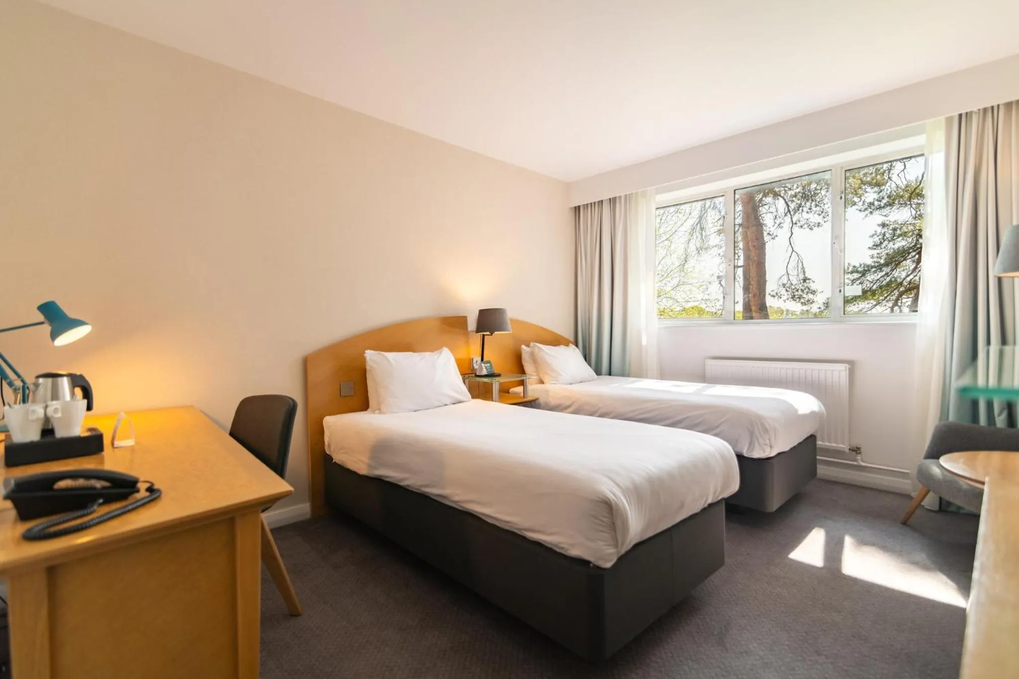 Bed in Holiday Inn Ashford - North A20 by IHG