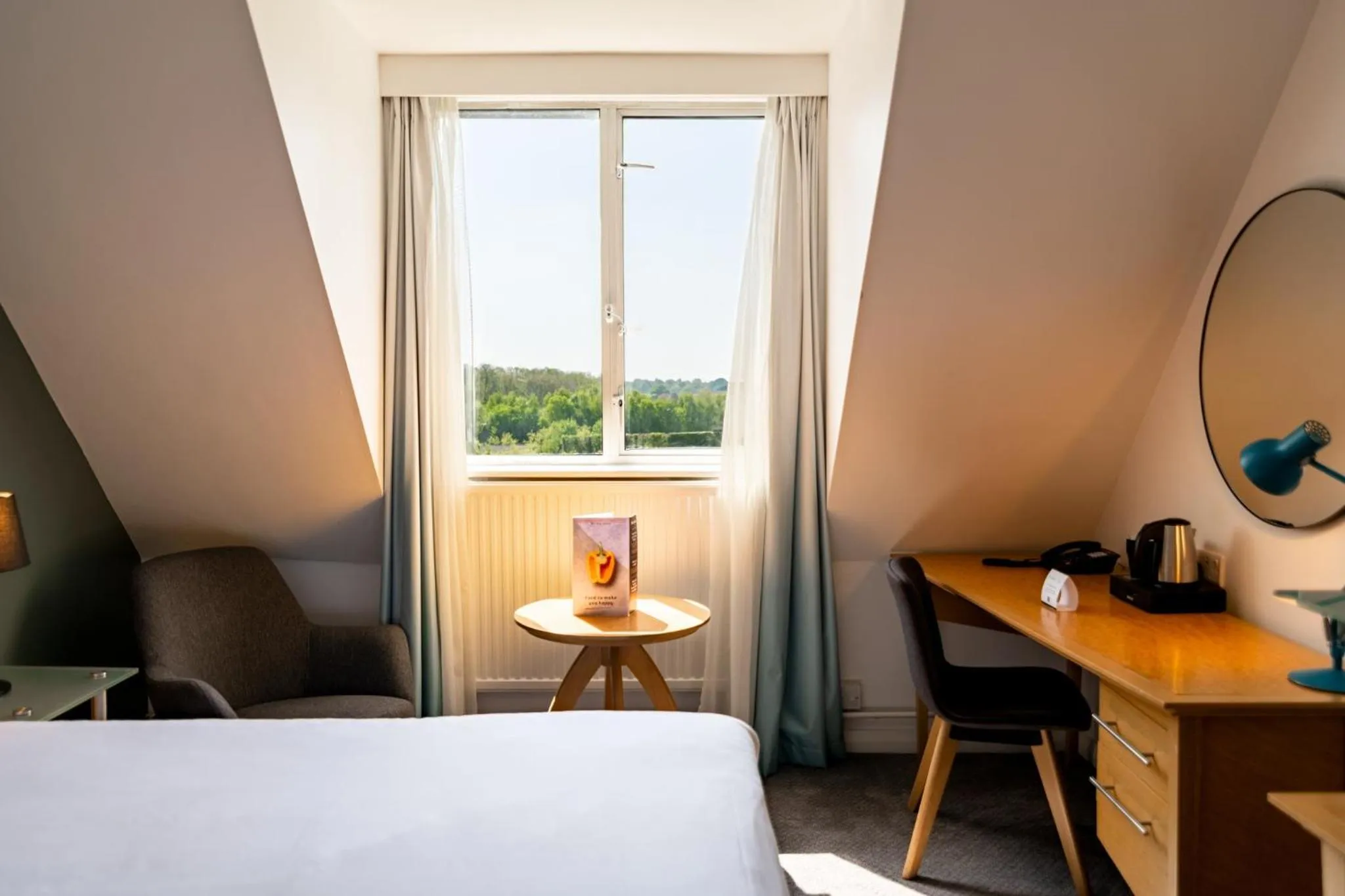 Bed in Holiday Inn Ashford - North A20 by IHG