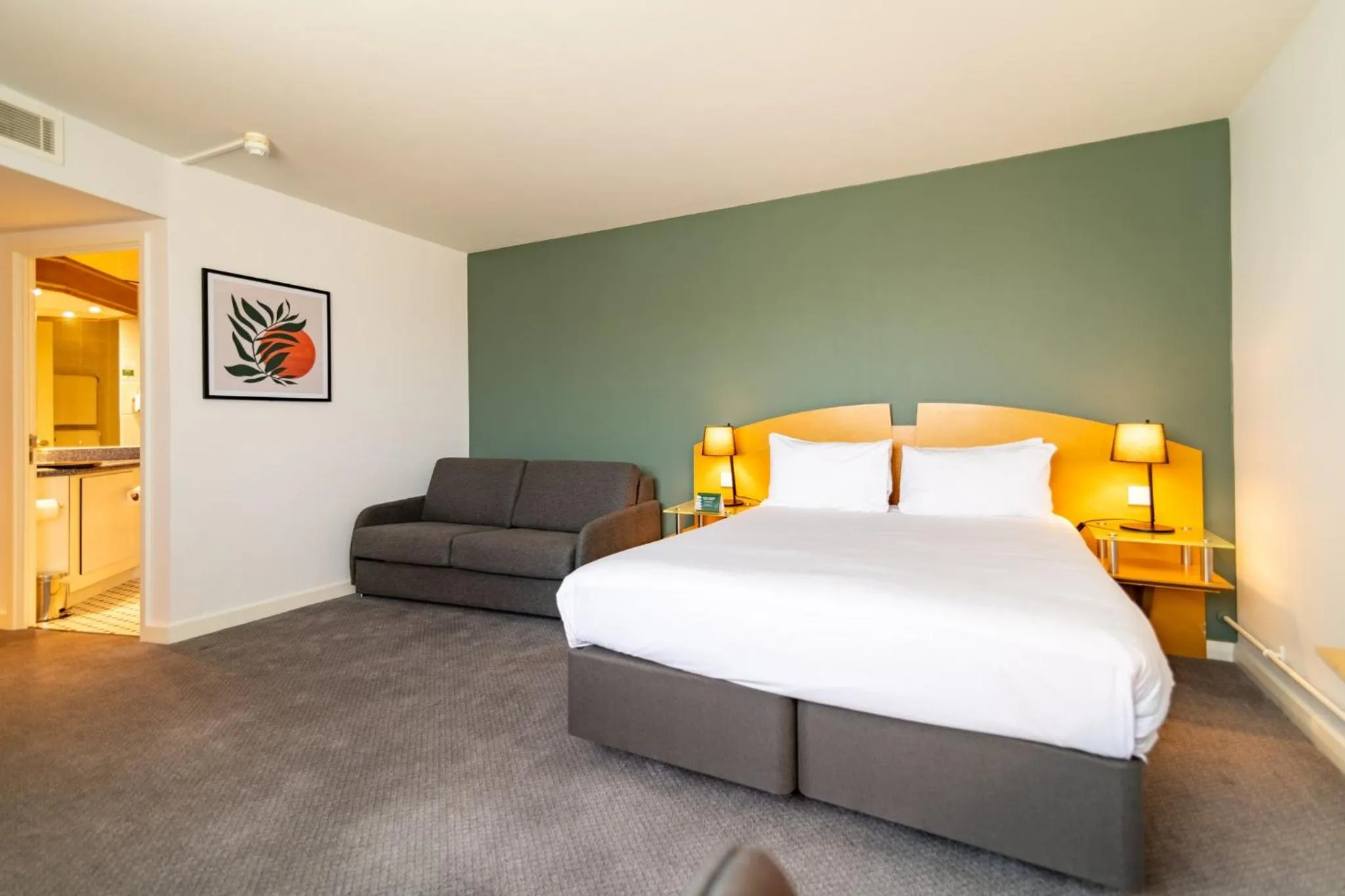 Bed in Holiday Inn Ashford - North A20 by IHG