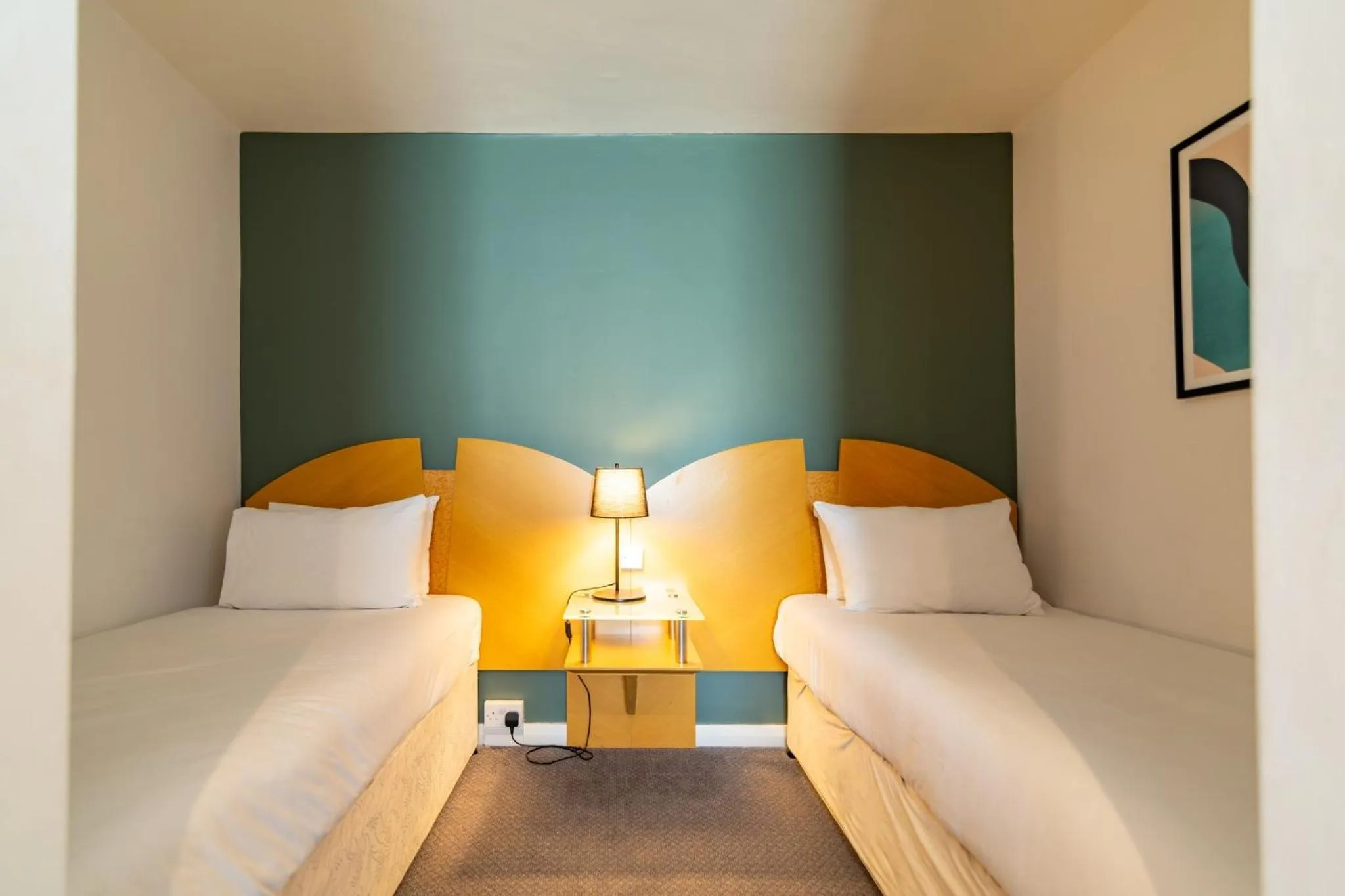 Bed in Holiday Inn Ashford - North A20 by IHG