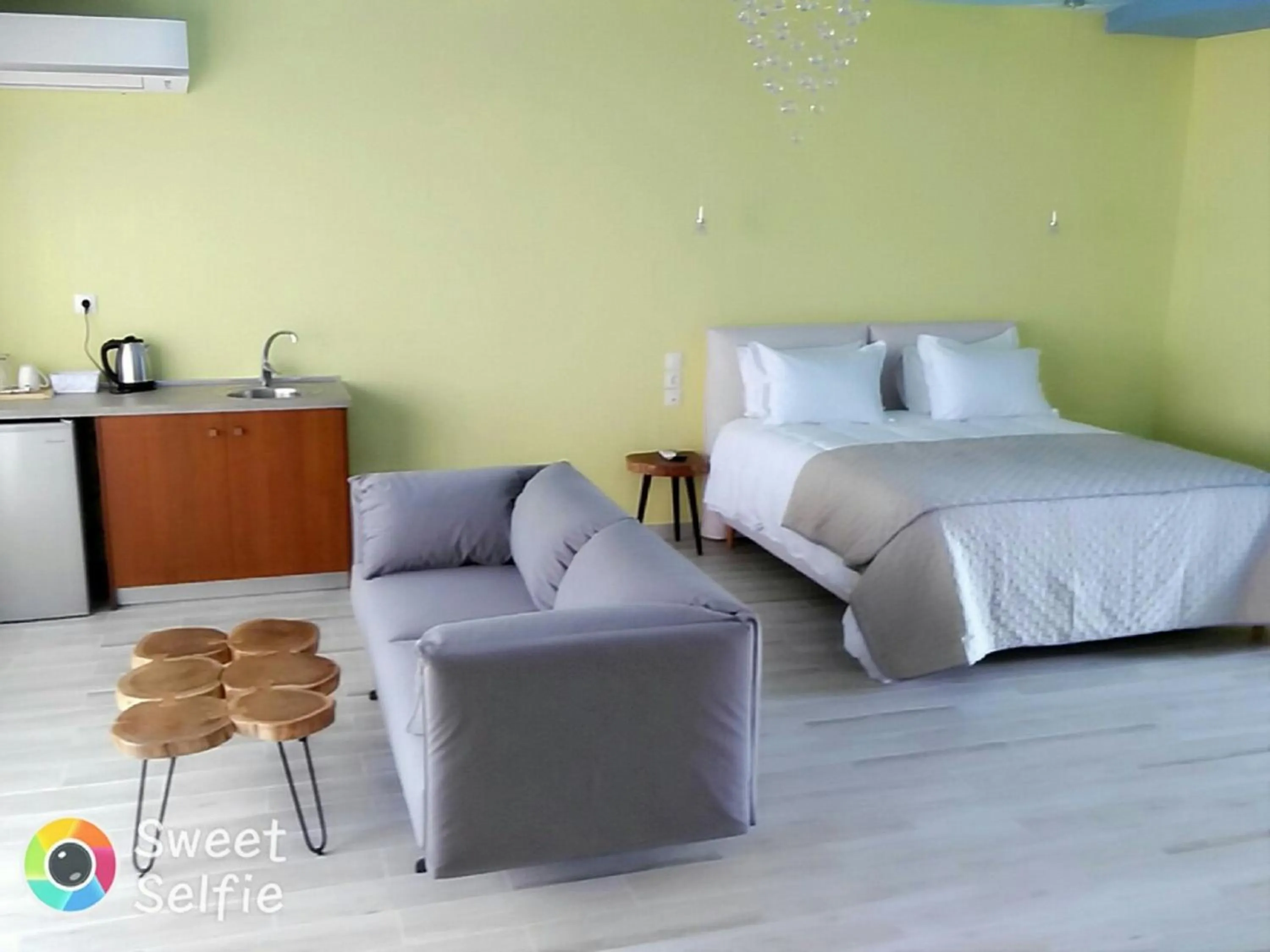 Photo of the whole room in Haven Beach