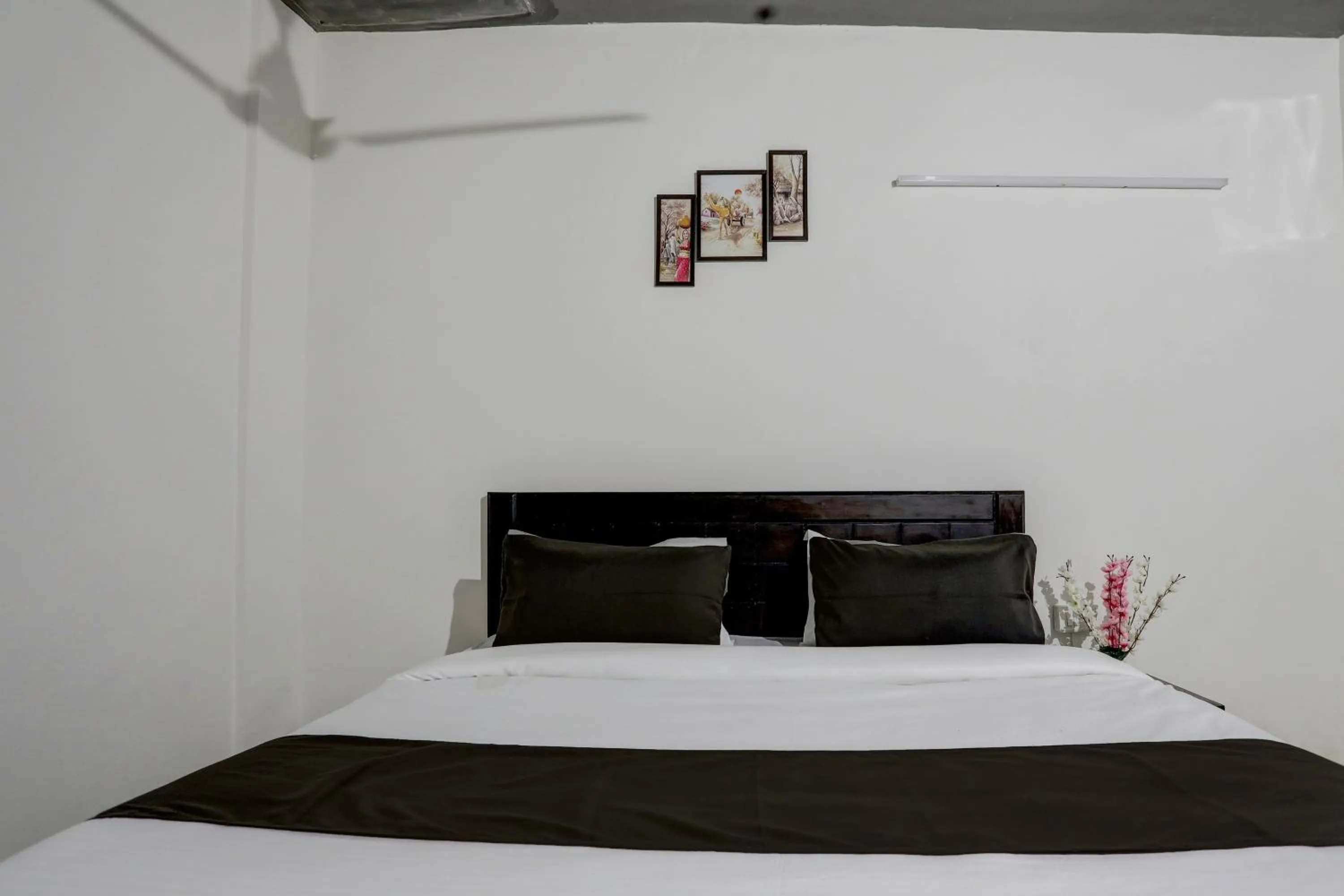 Facade/entrance, Bed in Hotel O by OYO the royal villa