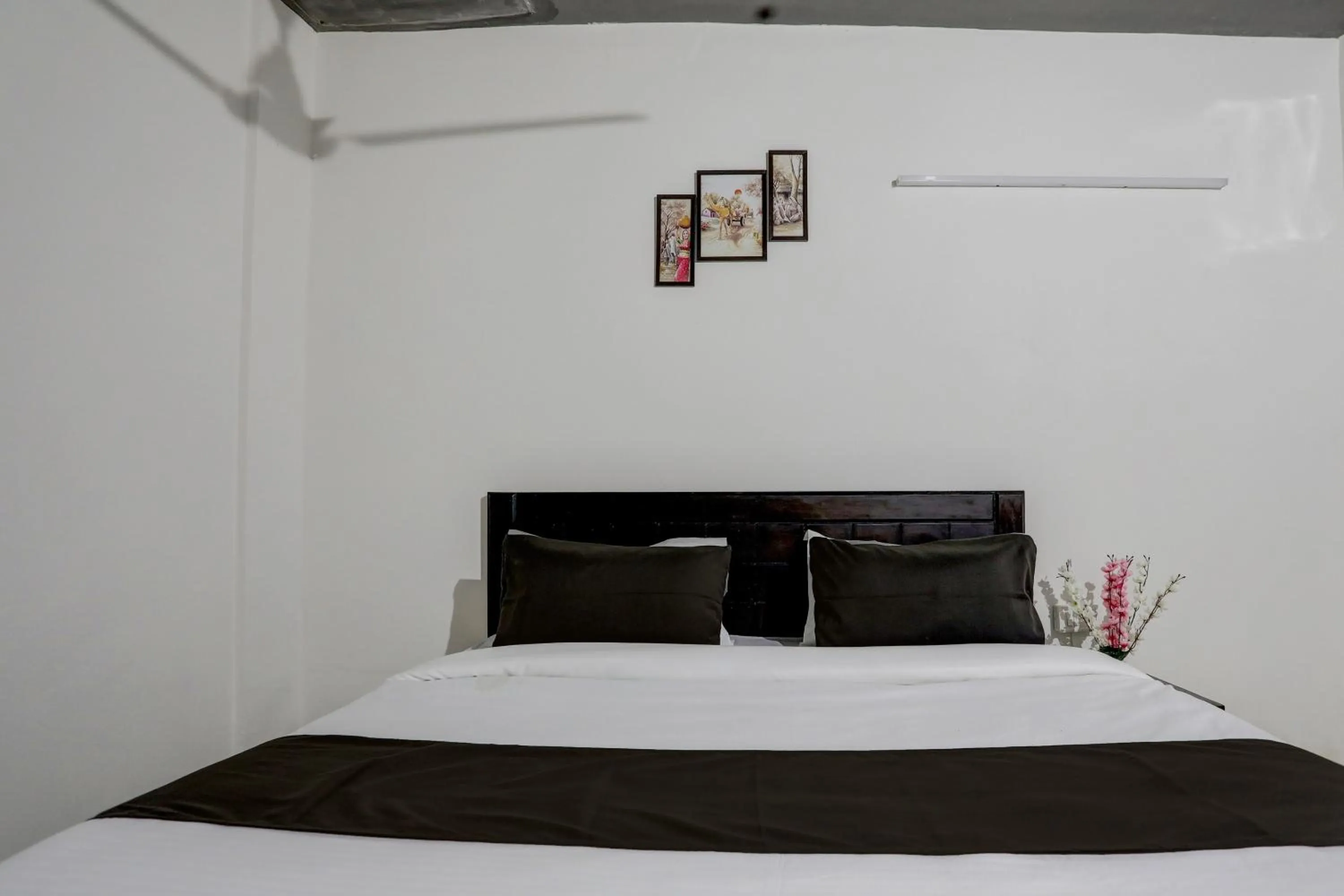 Facade/entrance, Bed in Hotel O by OYO the royal villa