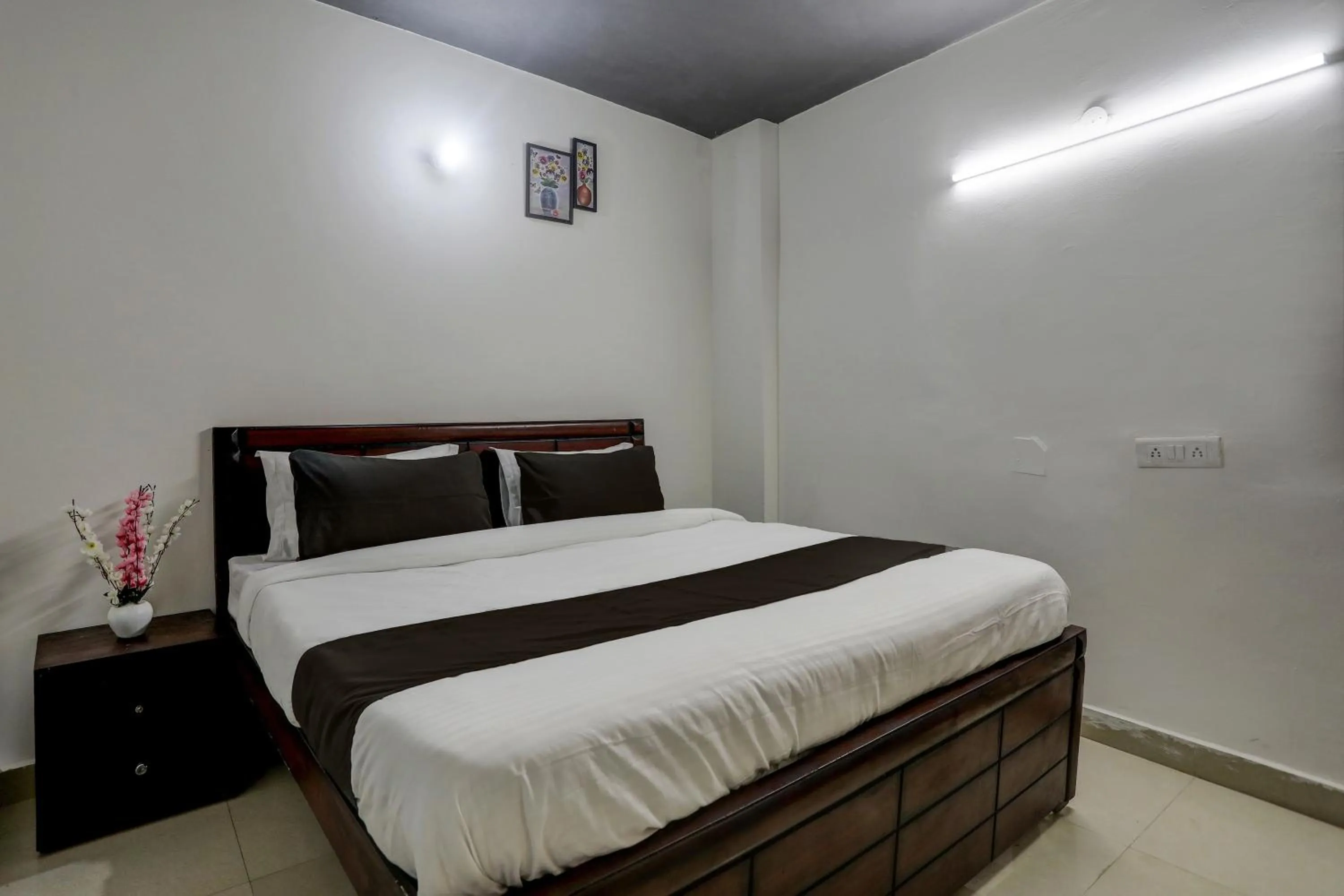 Bedroom, Bed in Hotel O by OYO the royal villa