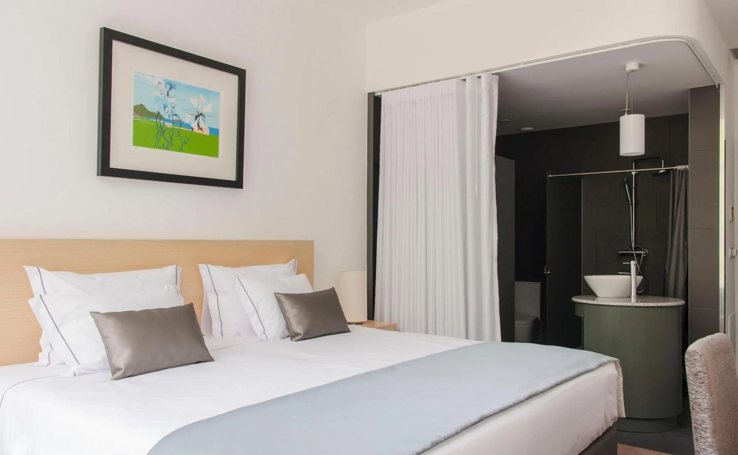 Toilet, Bed in Boticas Hotel Art & SPA