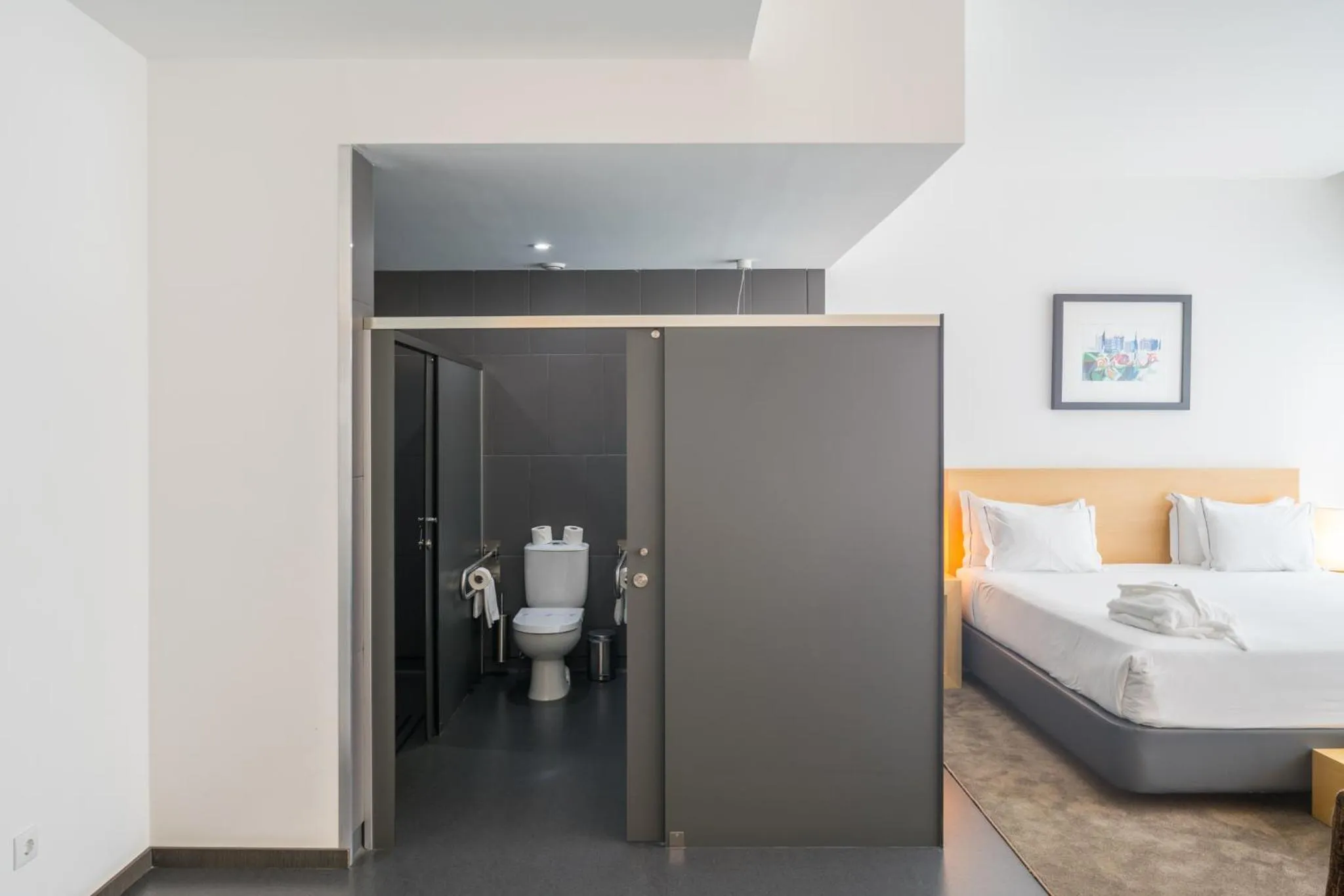 Toilet, Bed in Boticas Hotel Art & SPA