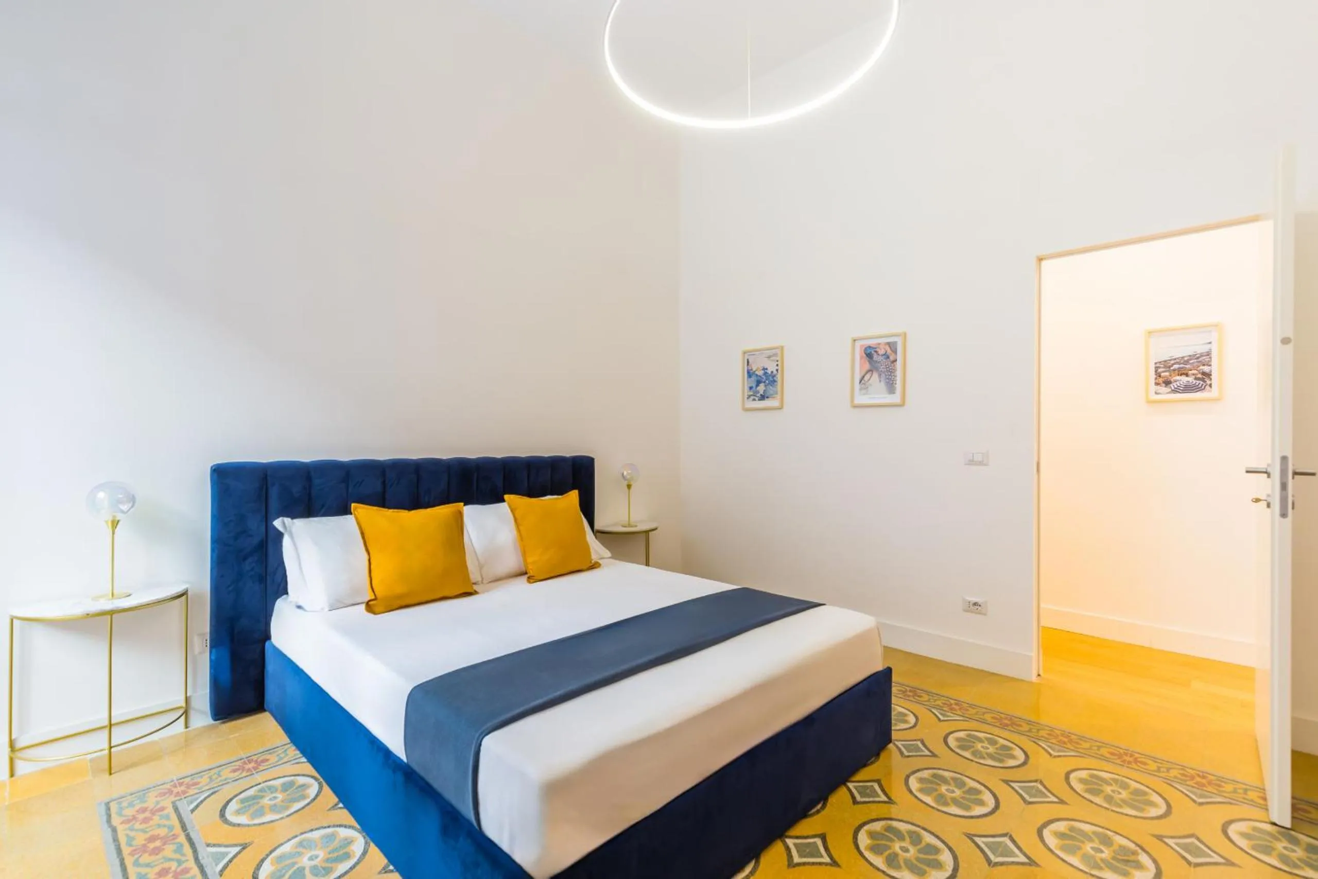 Piazza Amedeo Stylish Apartment by Wonderful Italy