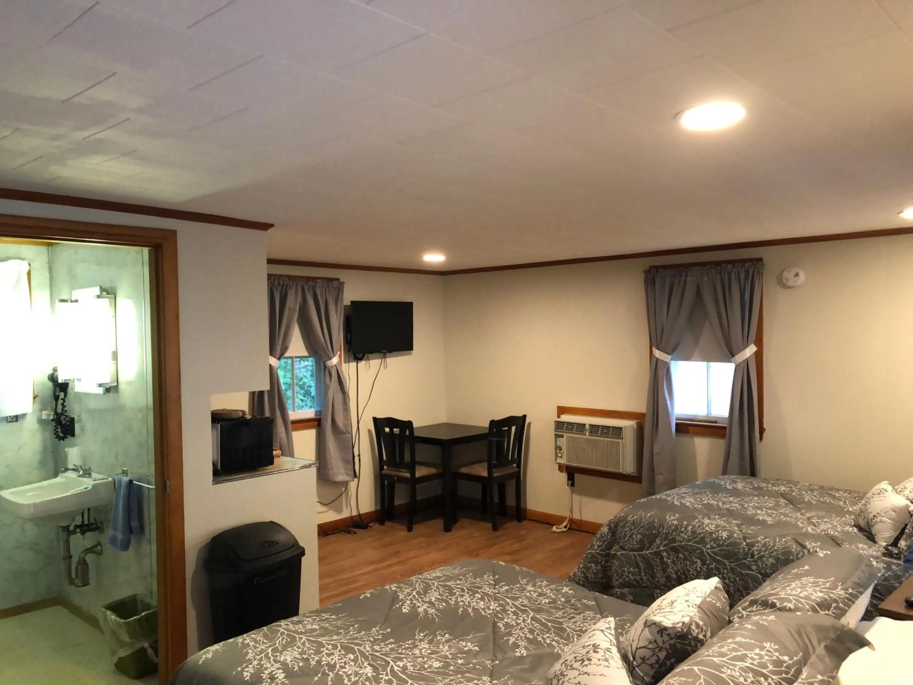 Photo of the whole room in Marcotte Motor Court