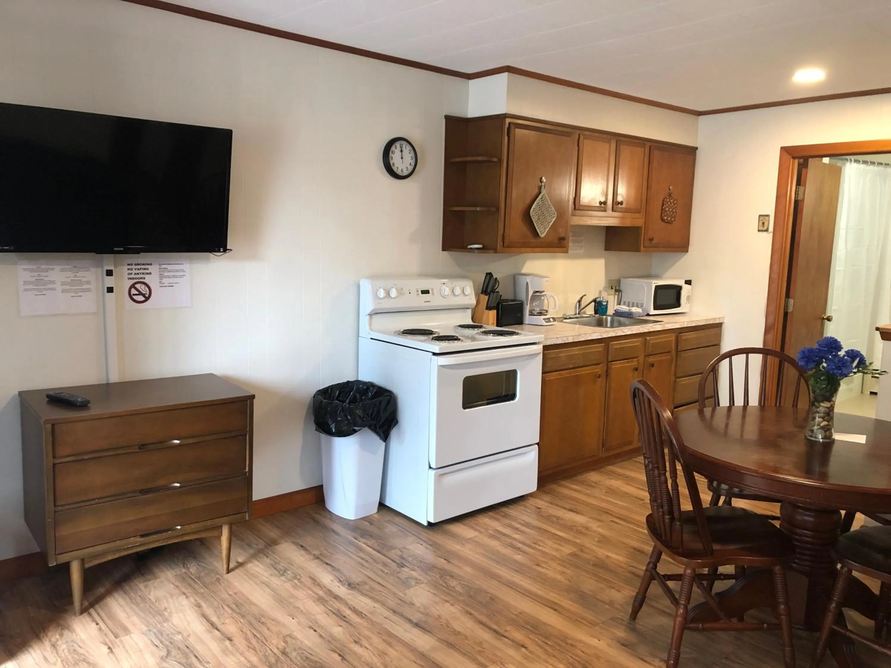 Kitchen or kitchenette in Marcotte Motor Court