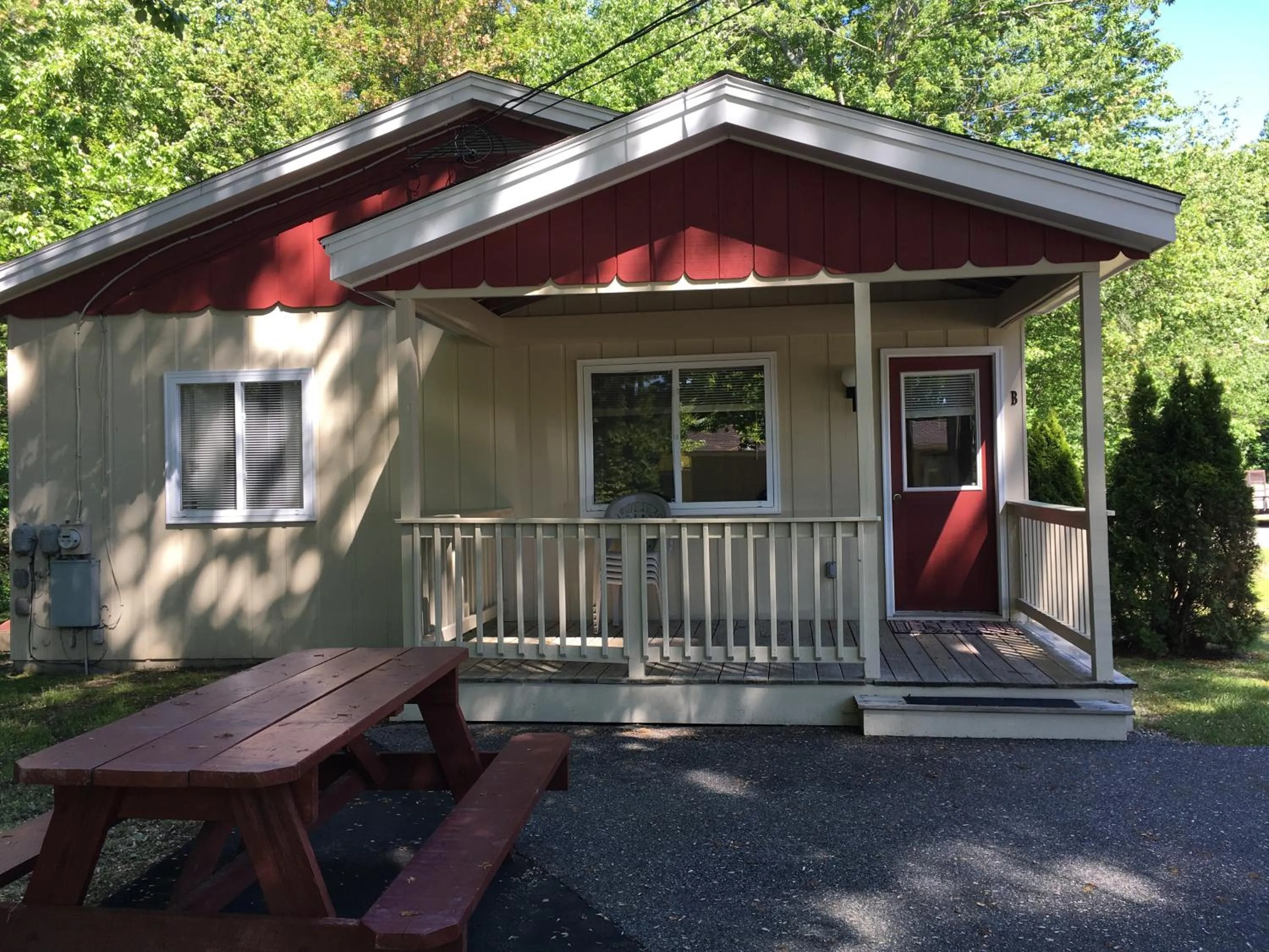 Facade/entrance in Marcotte Motor Court