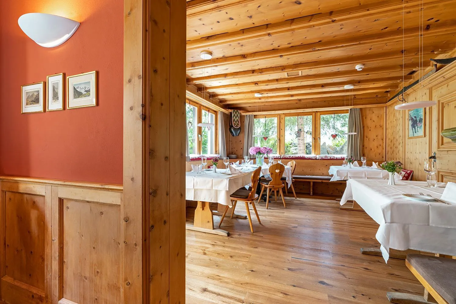 Restaurant/places to eat in Hotel Saluver