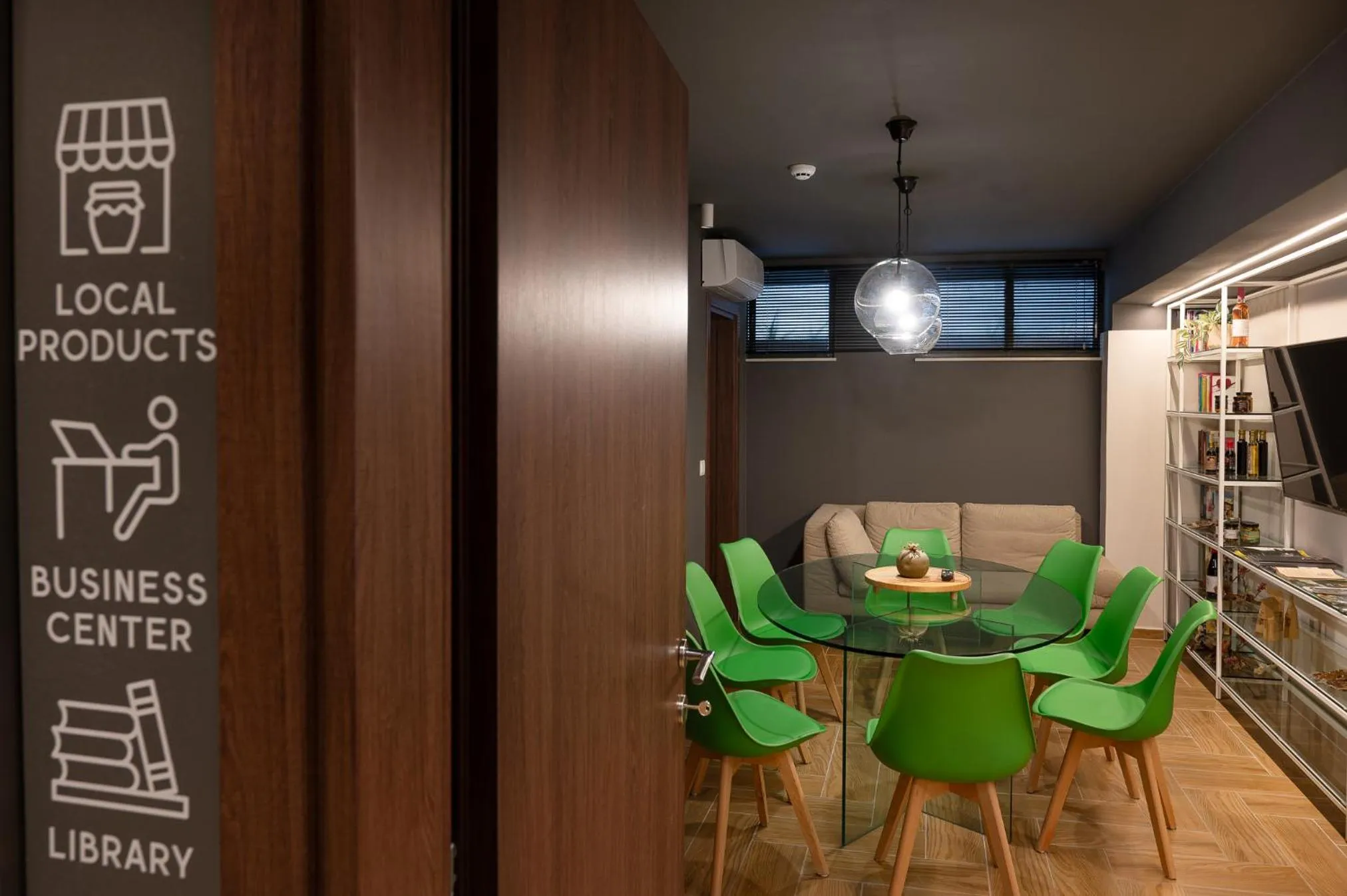 Library in IRA - ΗΡΑ Hotel