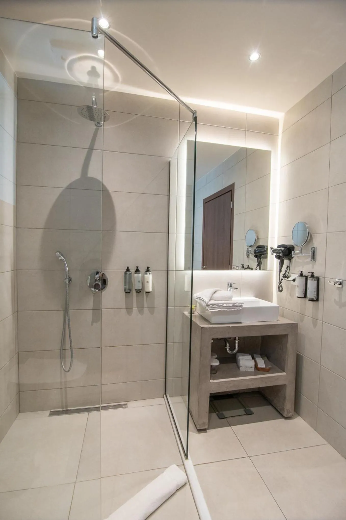 Shower in IRA - ΗΡΑ Hotel