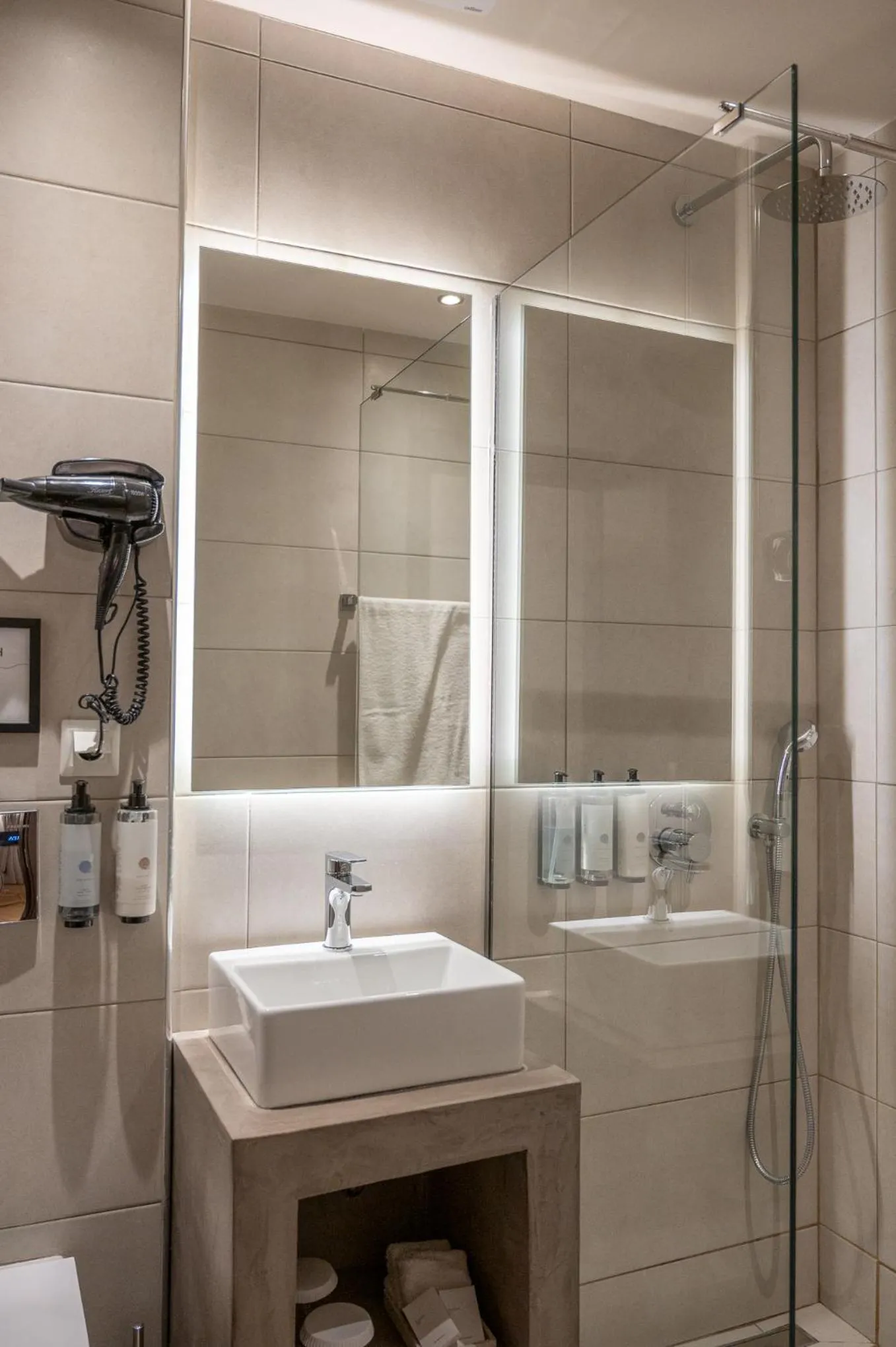 Shower in IRA - ΗΡΑ Hotel