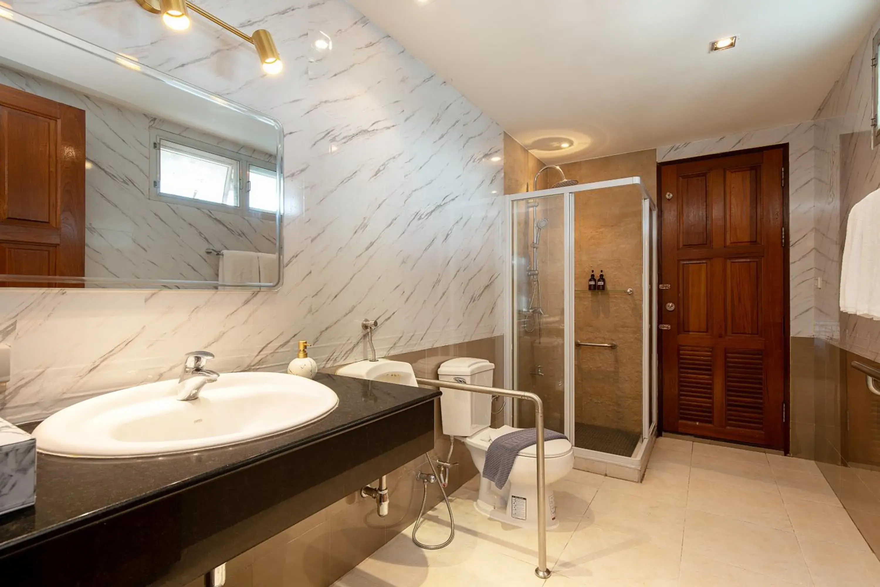 Penthouse Suite with Pool Access in Capitel Rama 4 Penthouse Suite with Pool Access in Capitel Rama 4