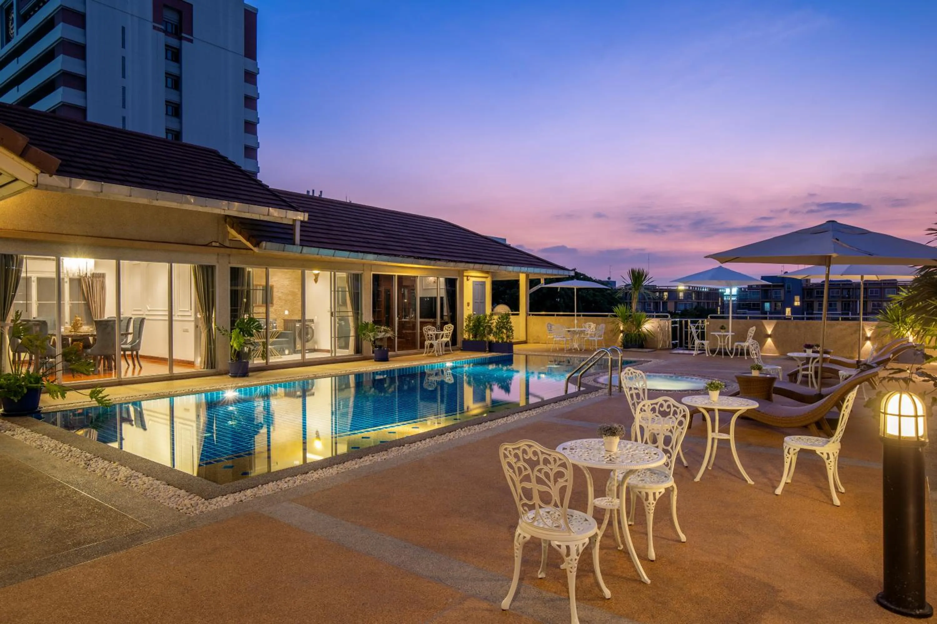 Swimming pool in Capitel Rama 4