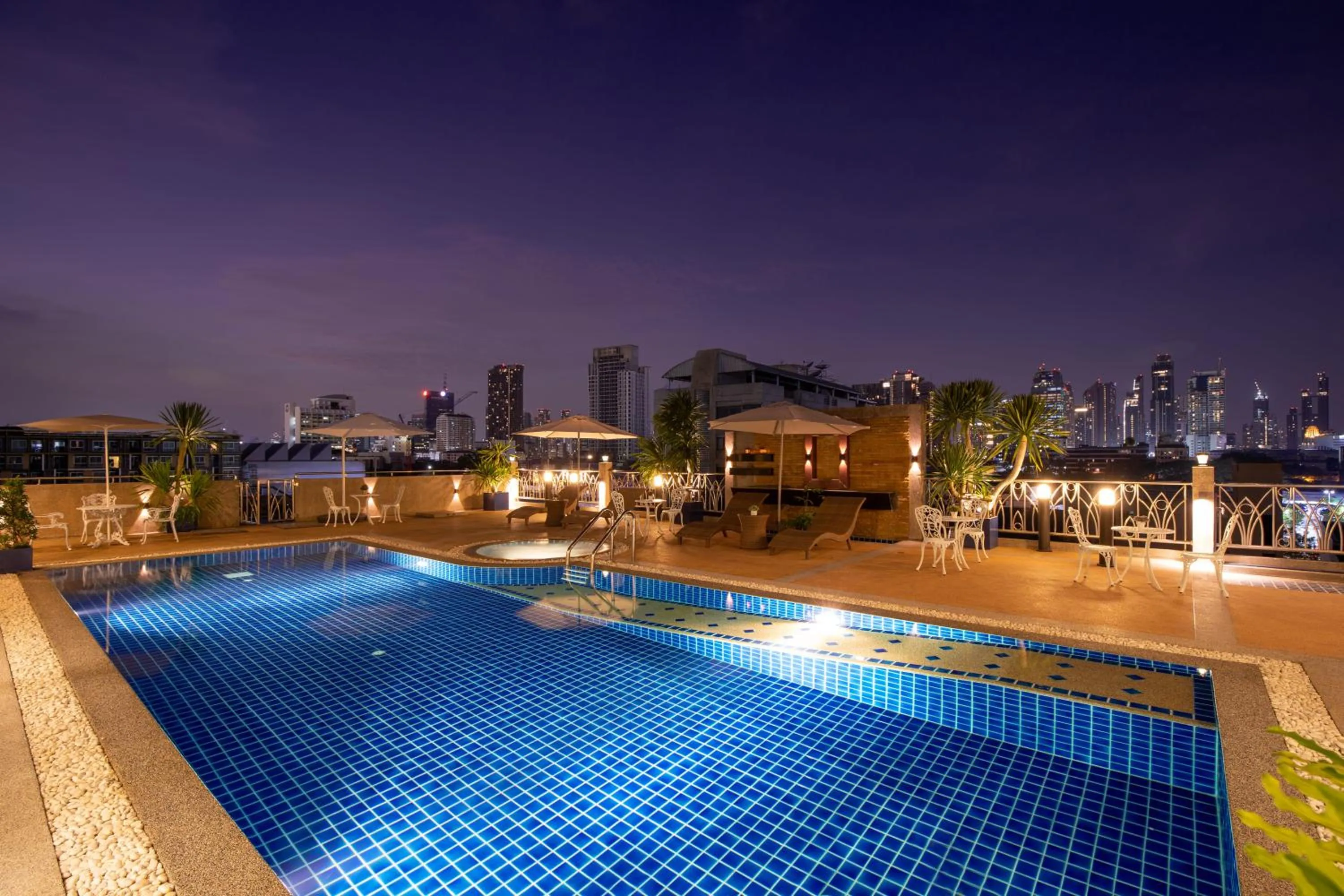 Swimming pool in Capitel Rama 4