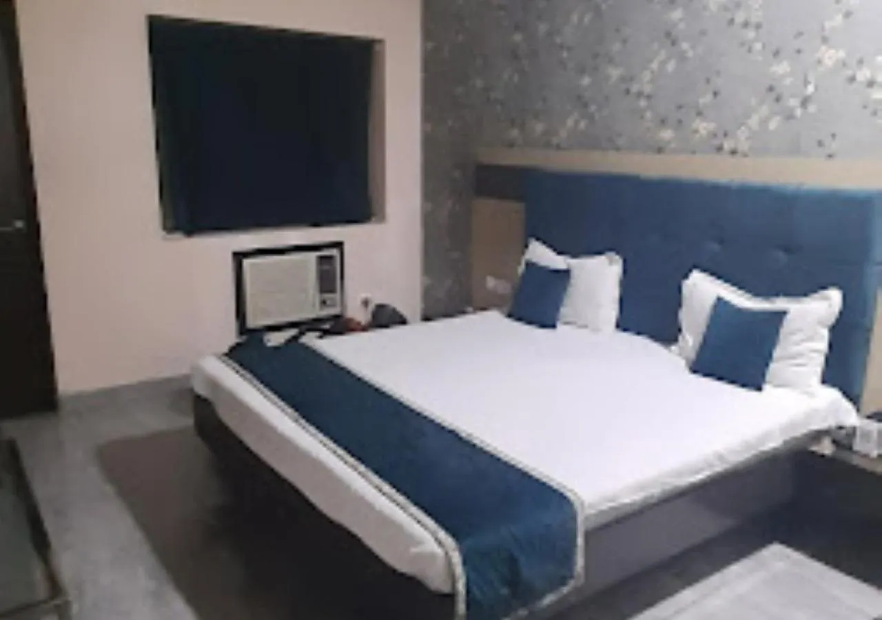 Communal lounge/ TV room, Bed in Hotel R.K.Palace Jharkhand