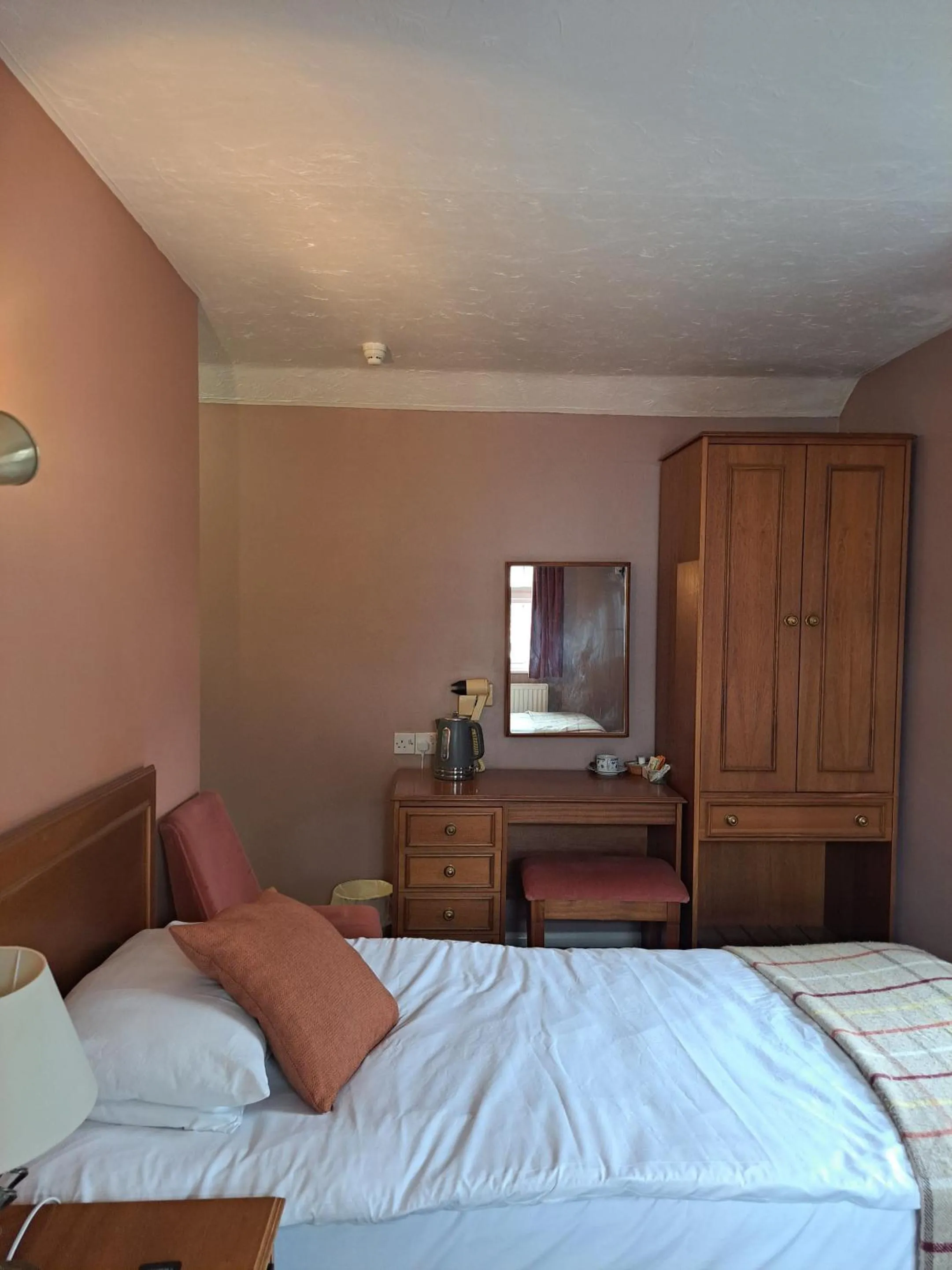 Bedroom, Bed in The Prince of Wales