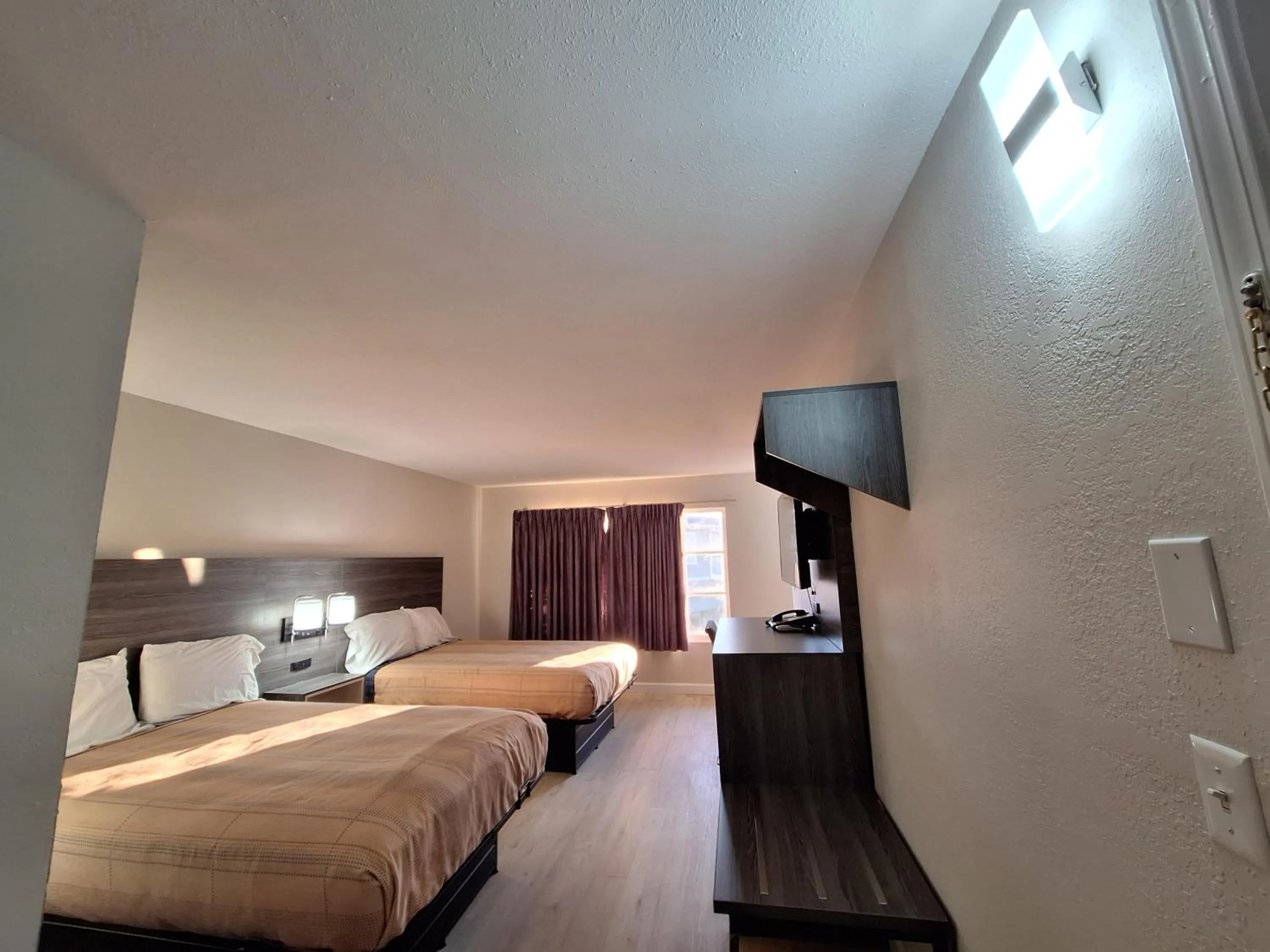 Bed in Budget Inn - Roxboro