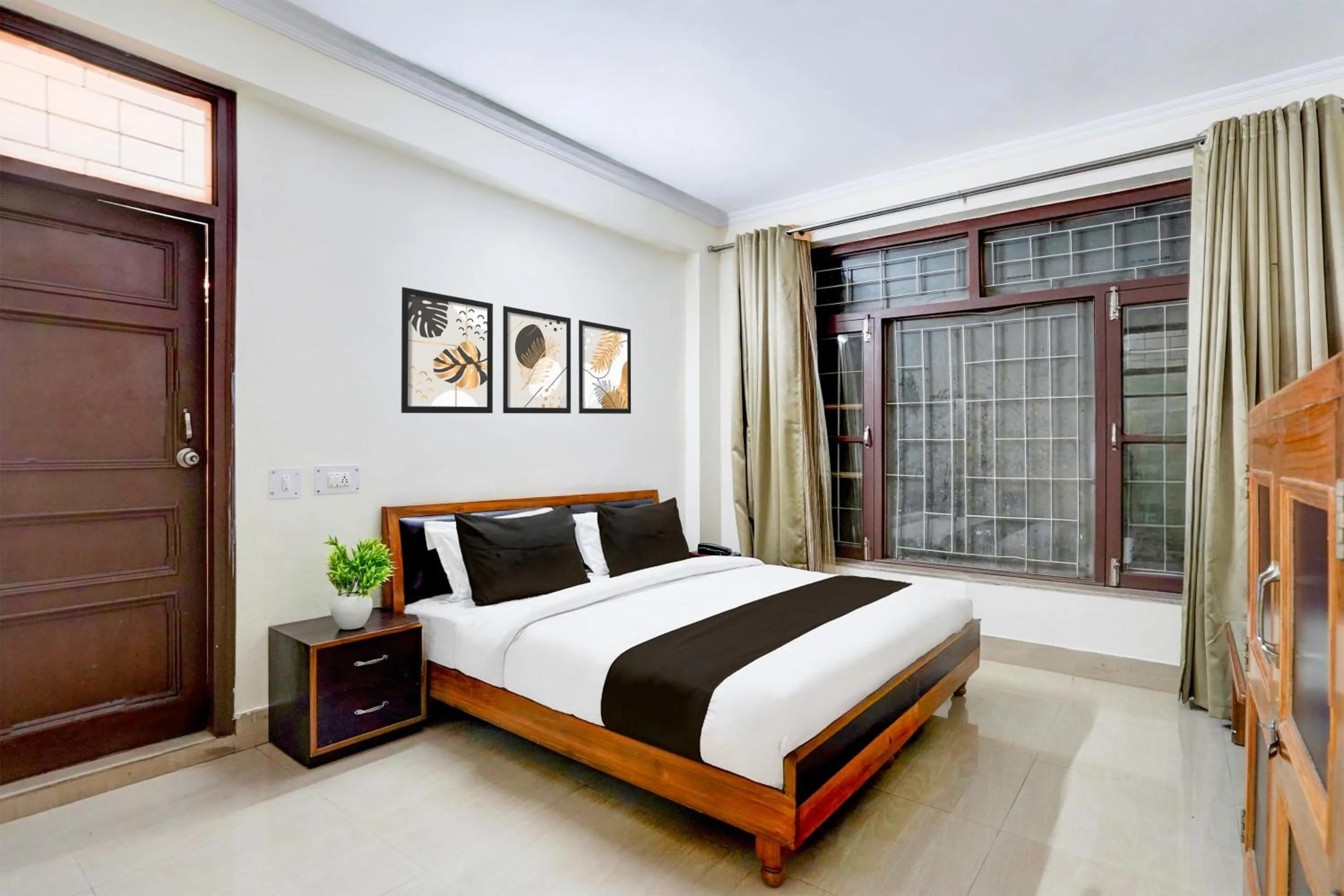 Bedroom, Bed in Townhouse Mall Road Near Library Chowk