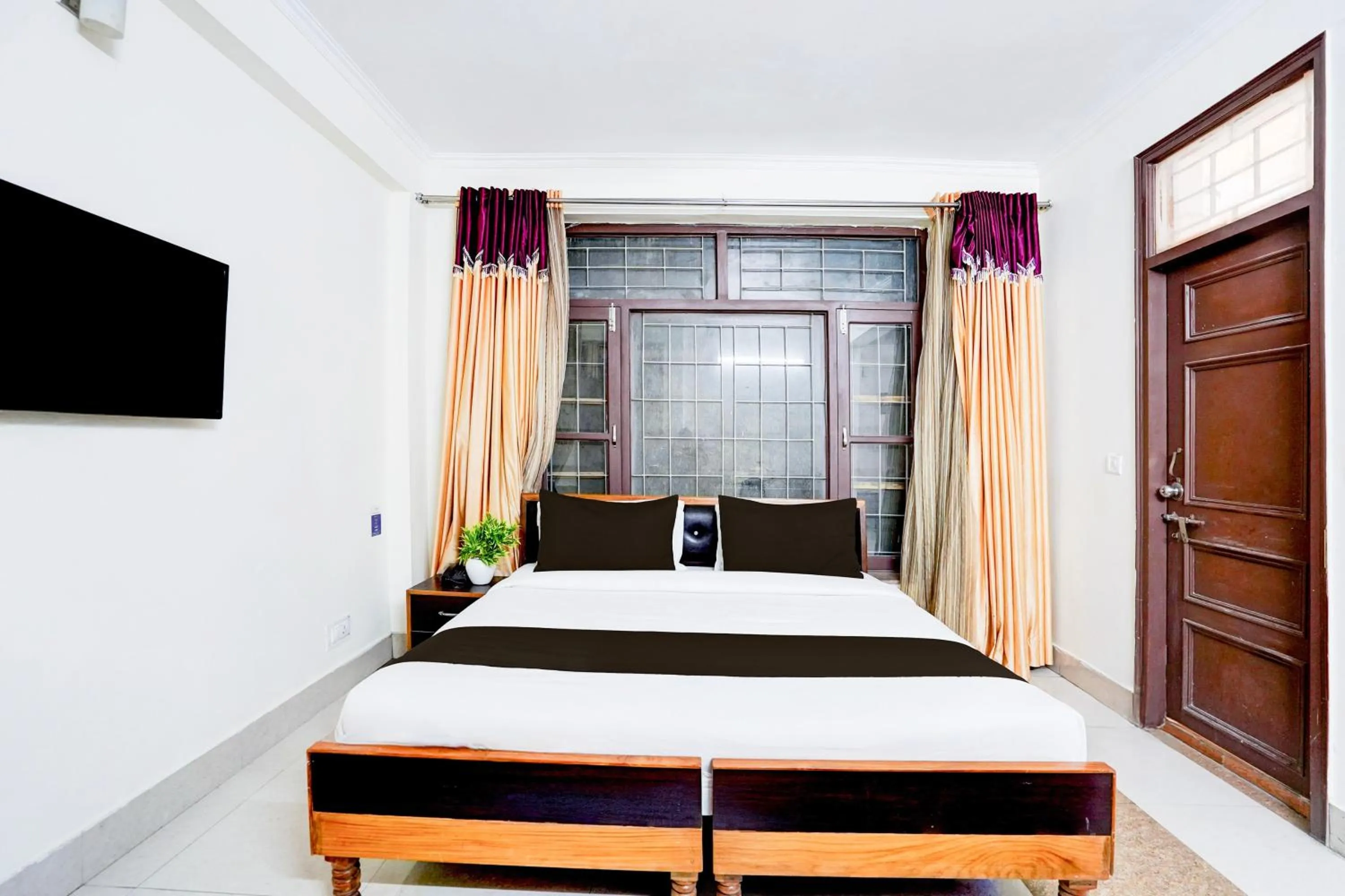 Bedroom, Bed in Townhouse Mall Road Near Library Chowk