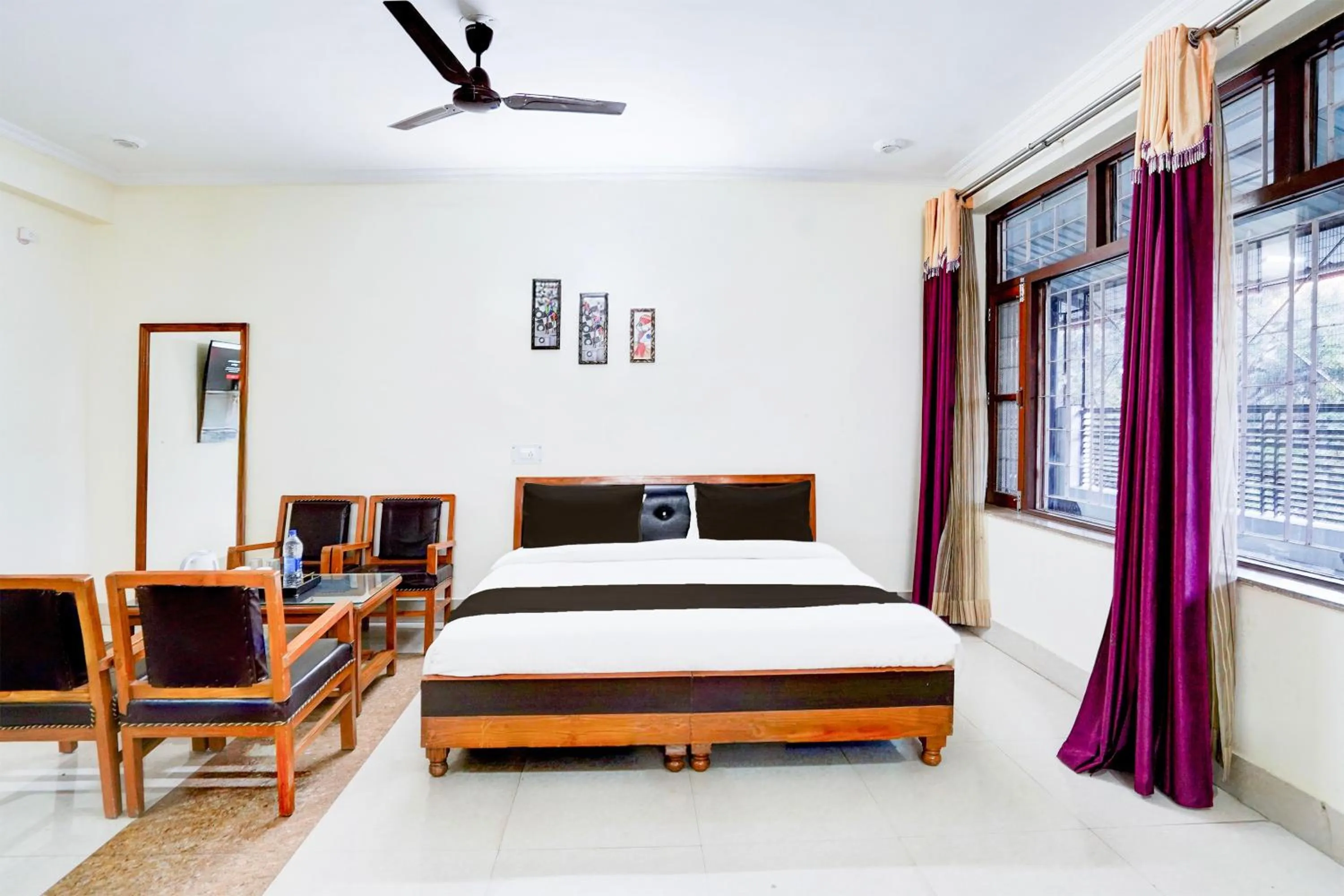 Bedroom, Bed in Townhouse Mall Road Near Library Chowk