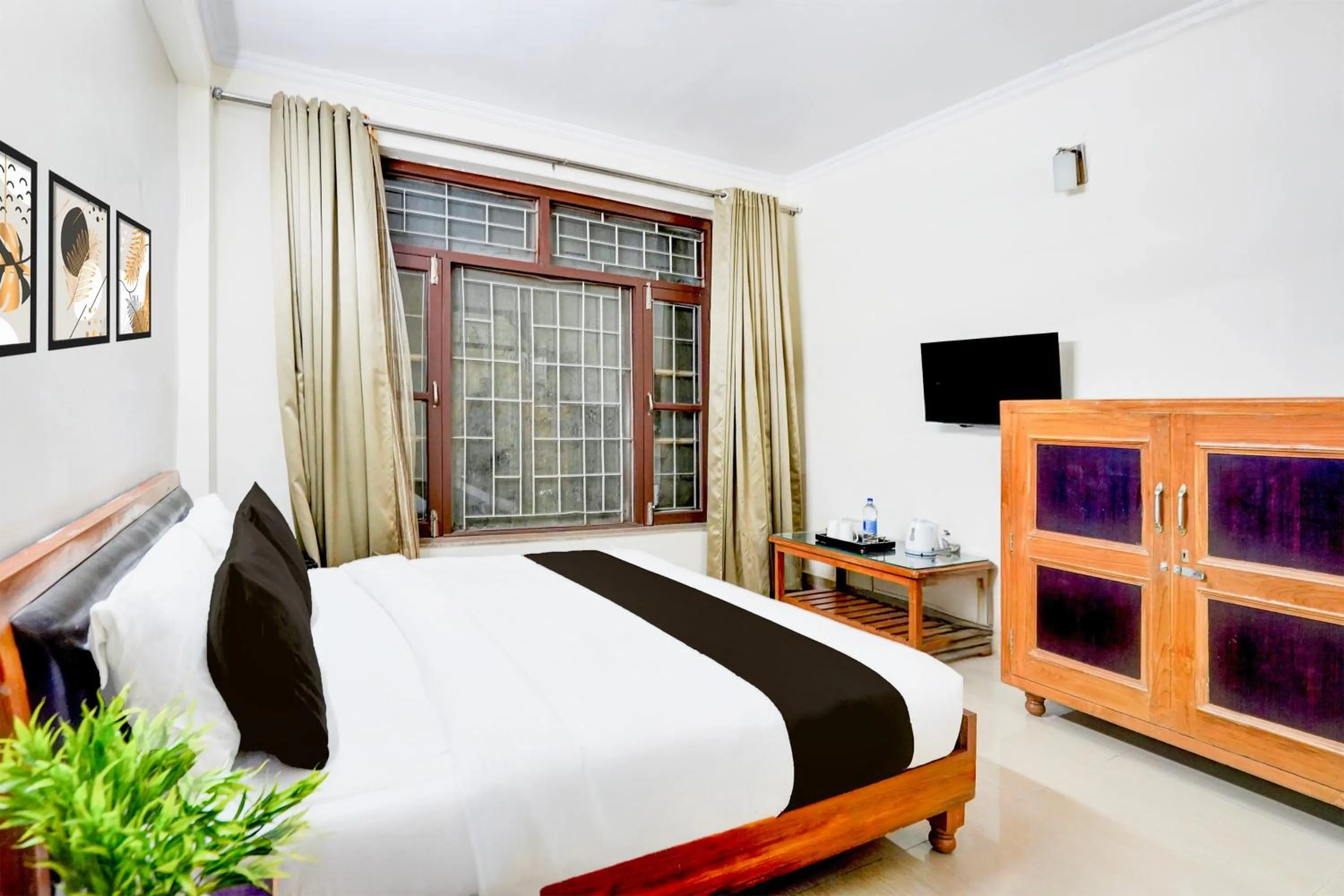 Bedroom, Bed in Townhouse Mall Road Near Library Chowk