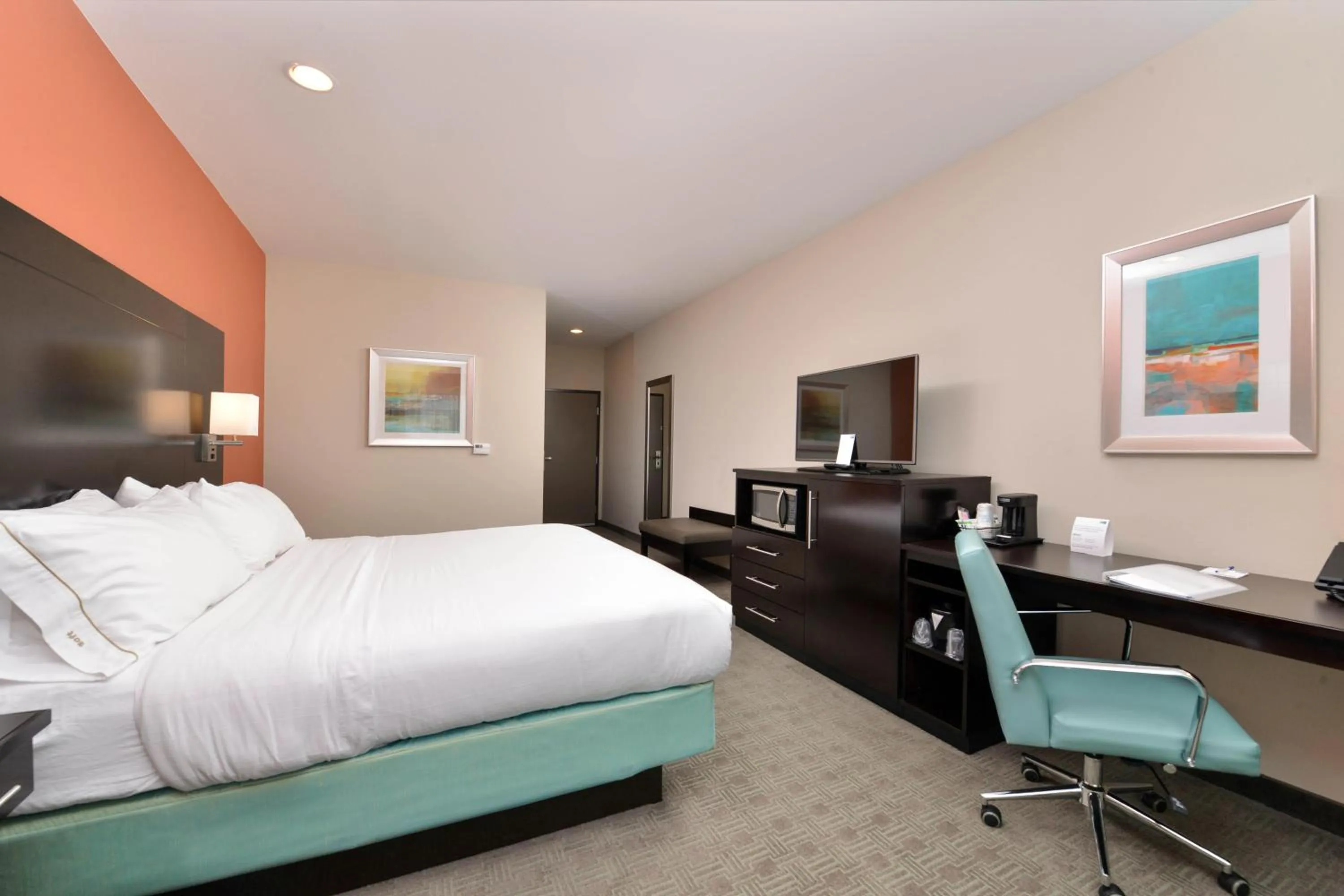 Photo of the whole room, Bed in Holiday Inn Express & Suites Austin South by IHG