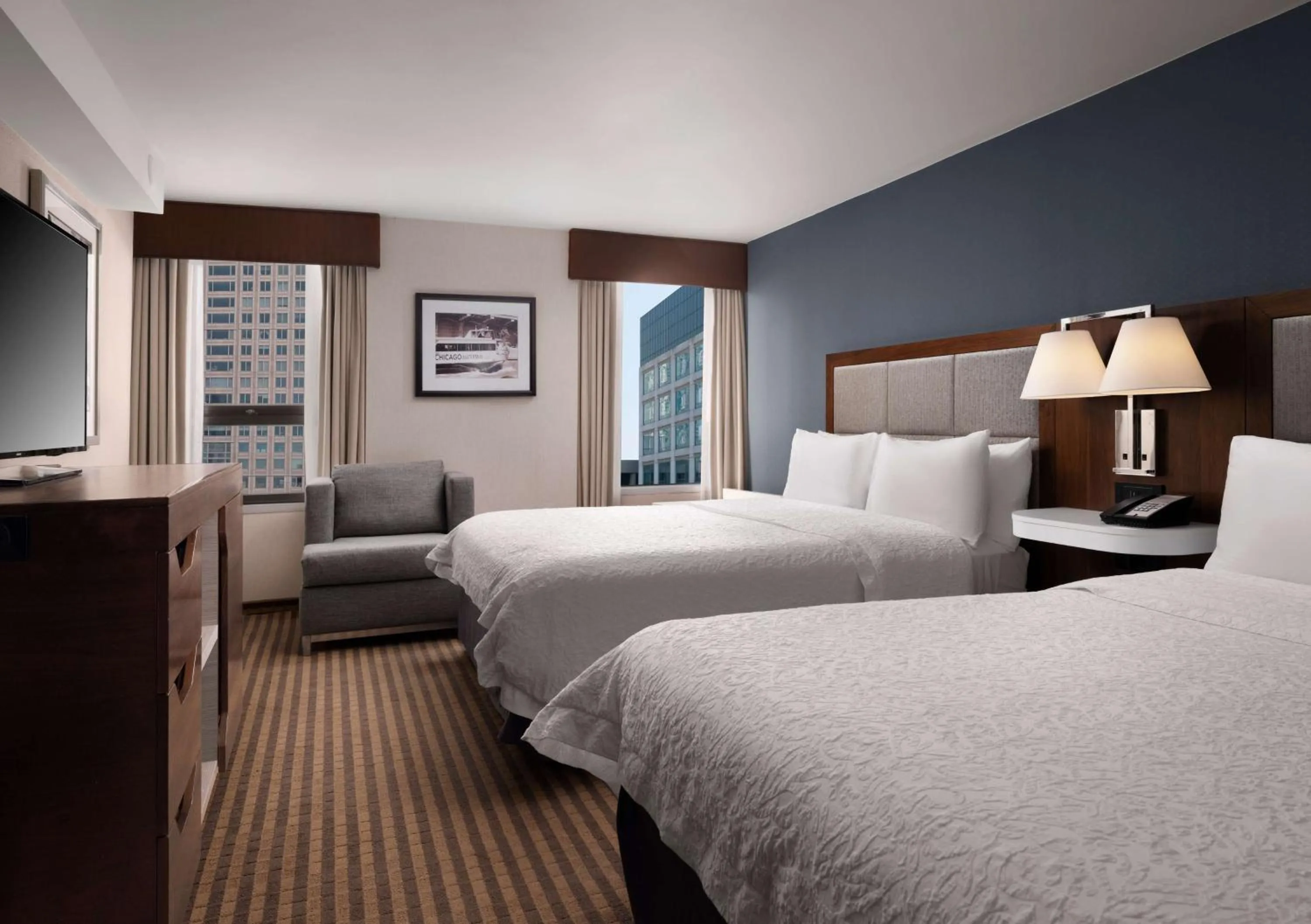 Living room, Bed in Hampton Inn Chicago Downtown/Magnificent Mile