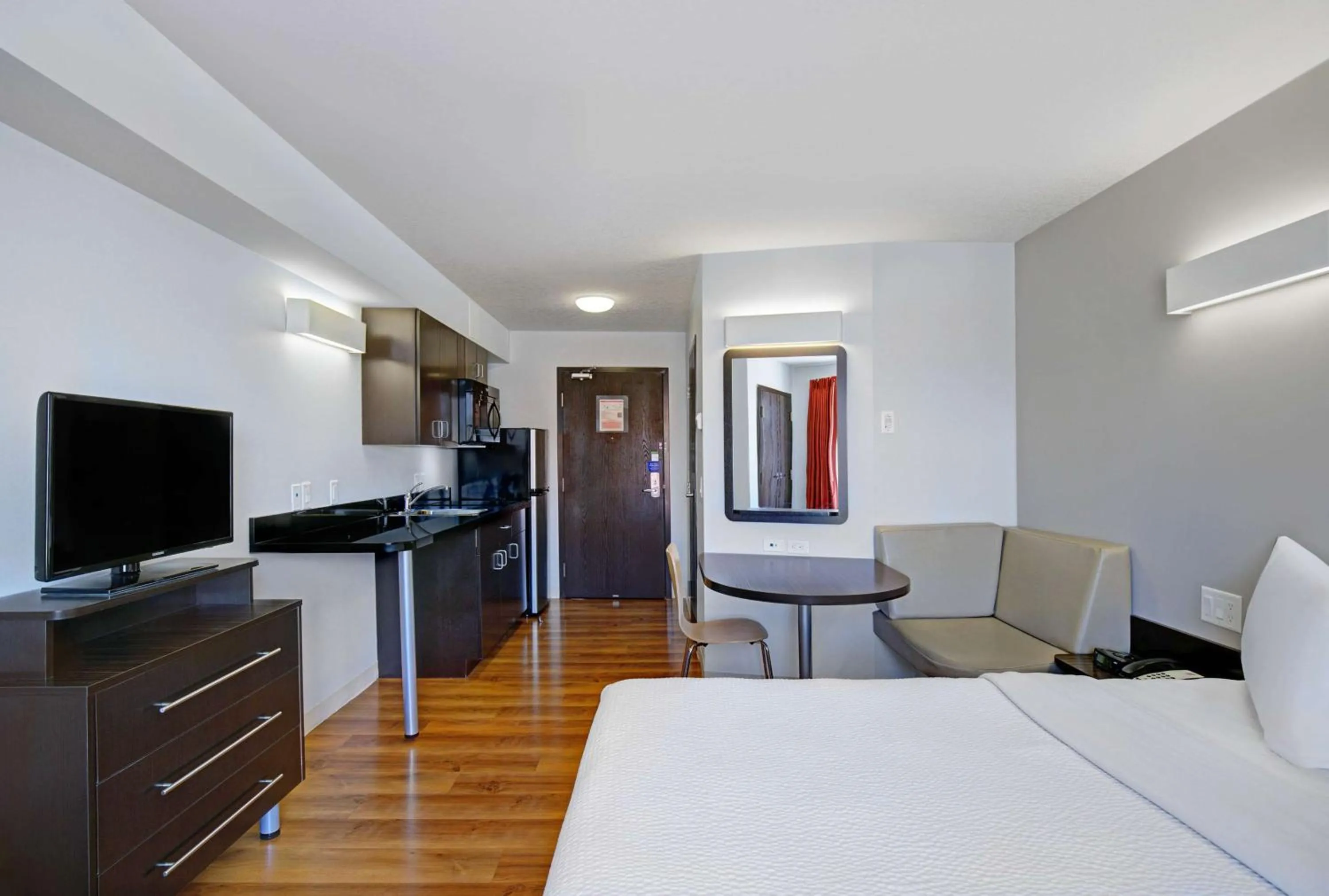 Bedroom, Bed in Motel 6 Airdrie