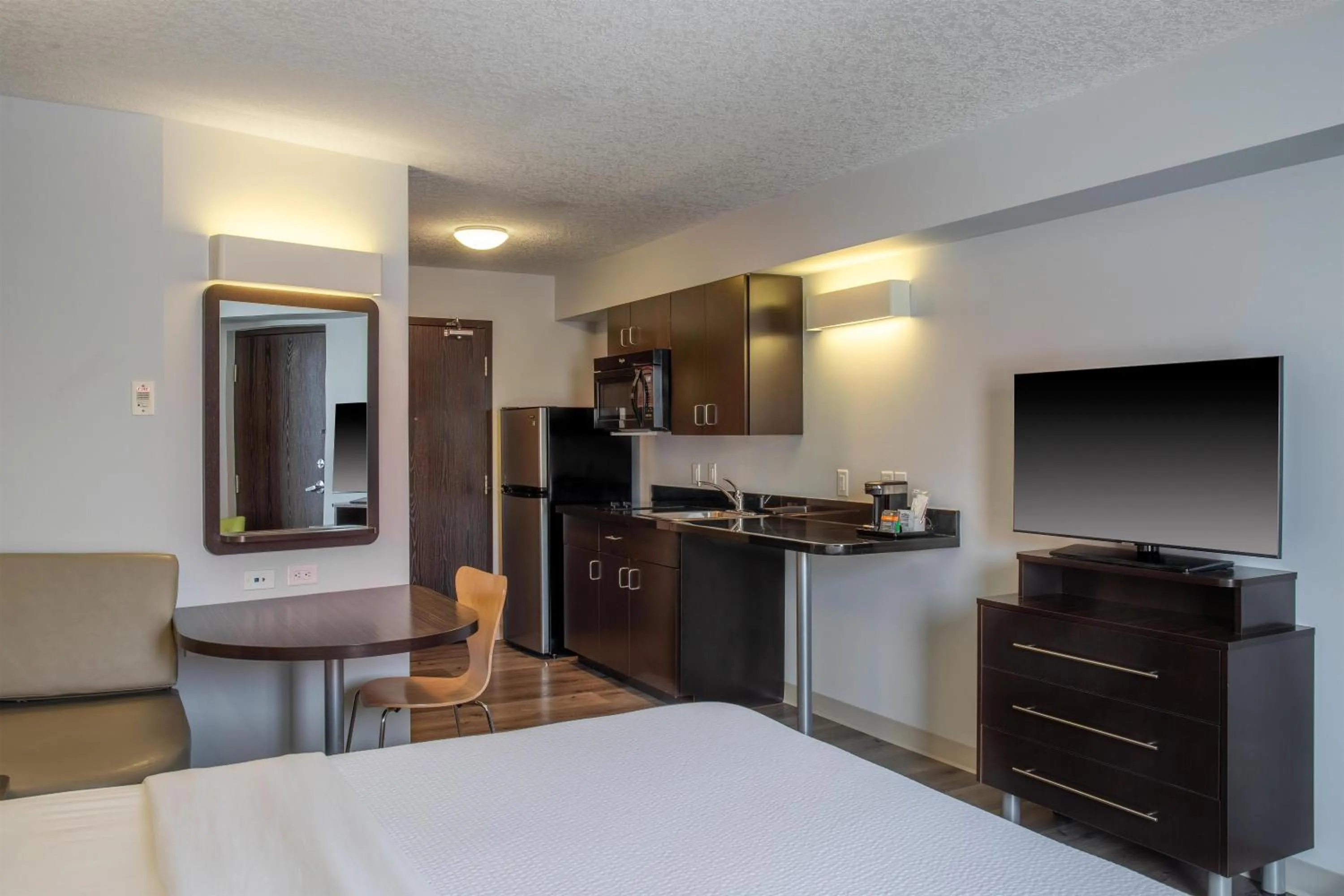 Bedroom, Bed in Motel 6 Airdrie