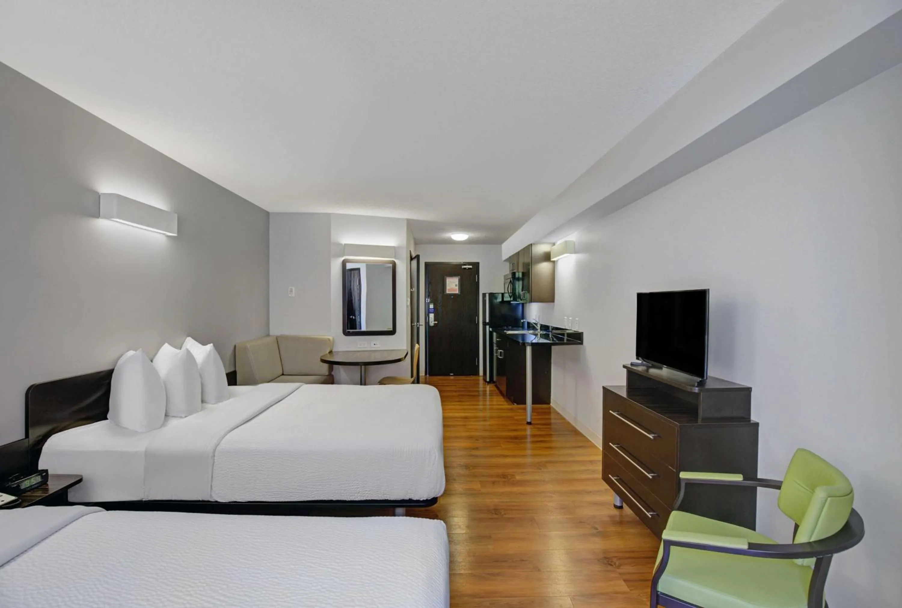 Bedroom, Bed in Motel 6 Airdrie