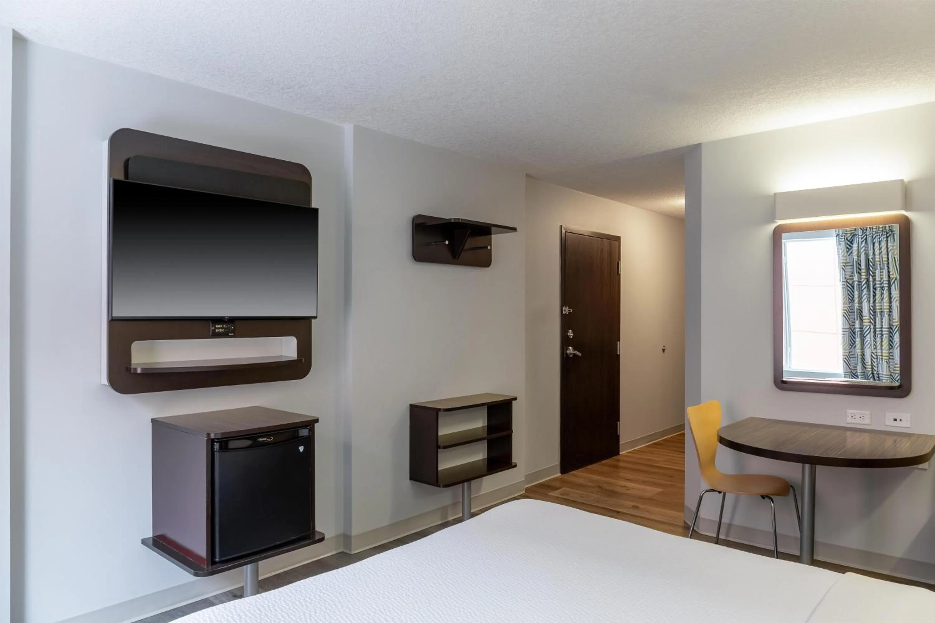 Bedroom, Bed in Motel 6 Airdrie