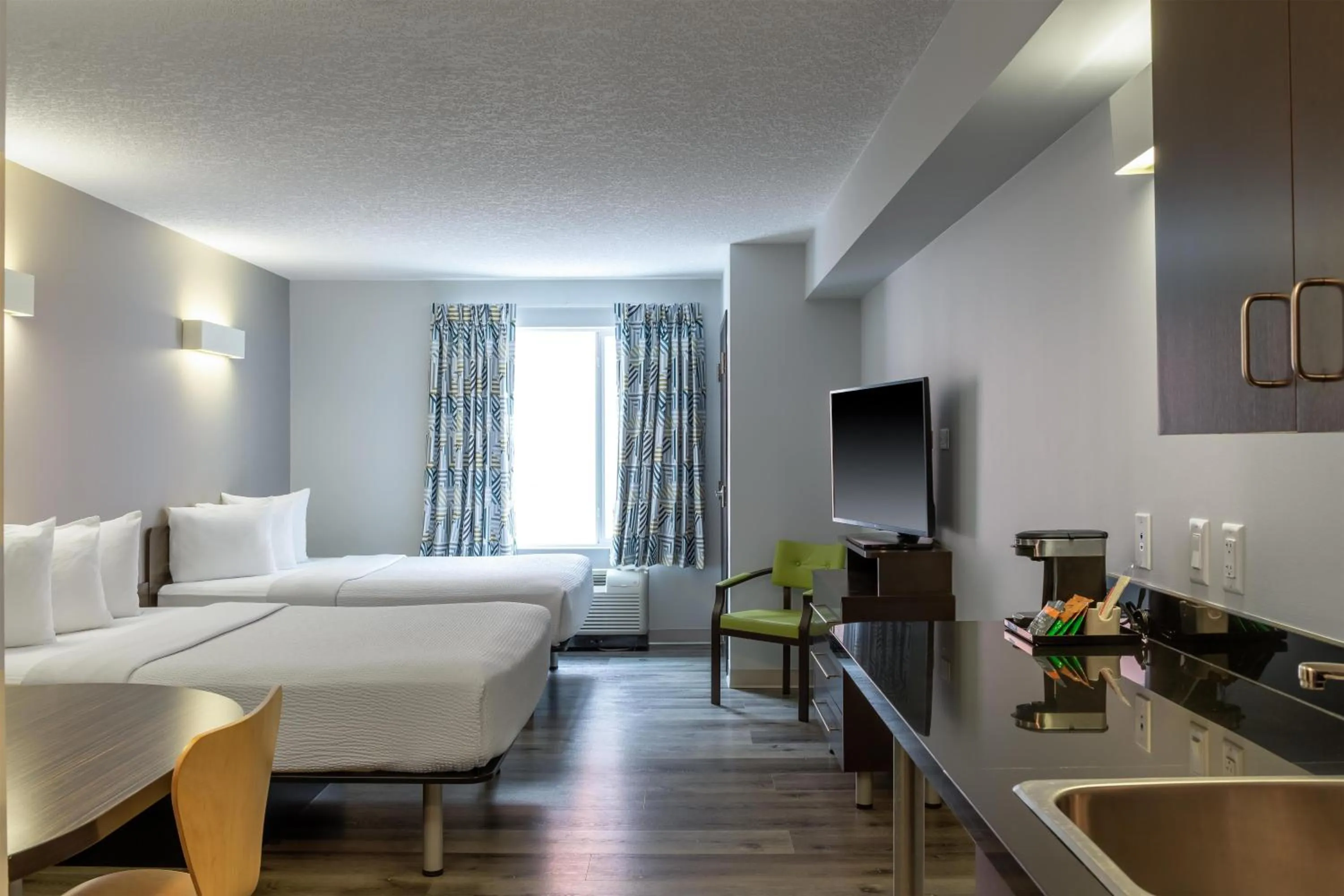 Bedroom, Bed in Motel 6 Airdrie