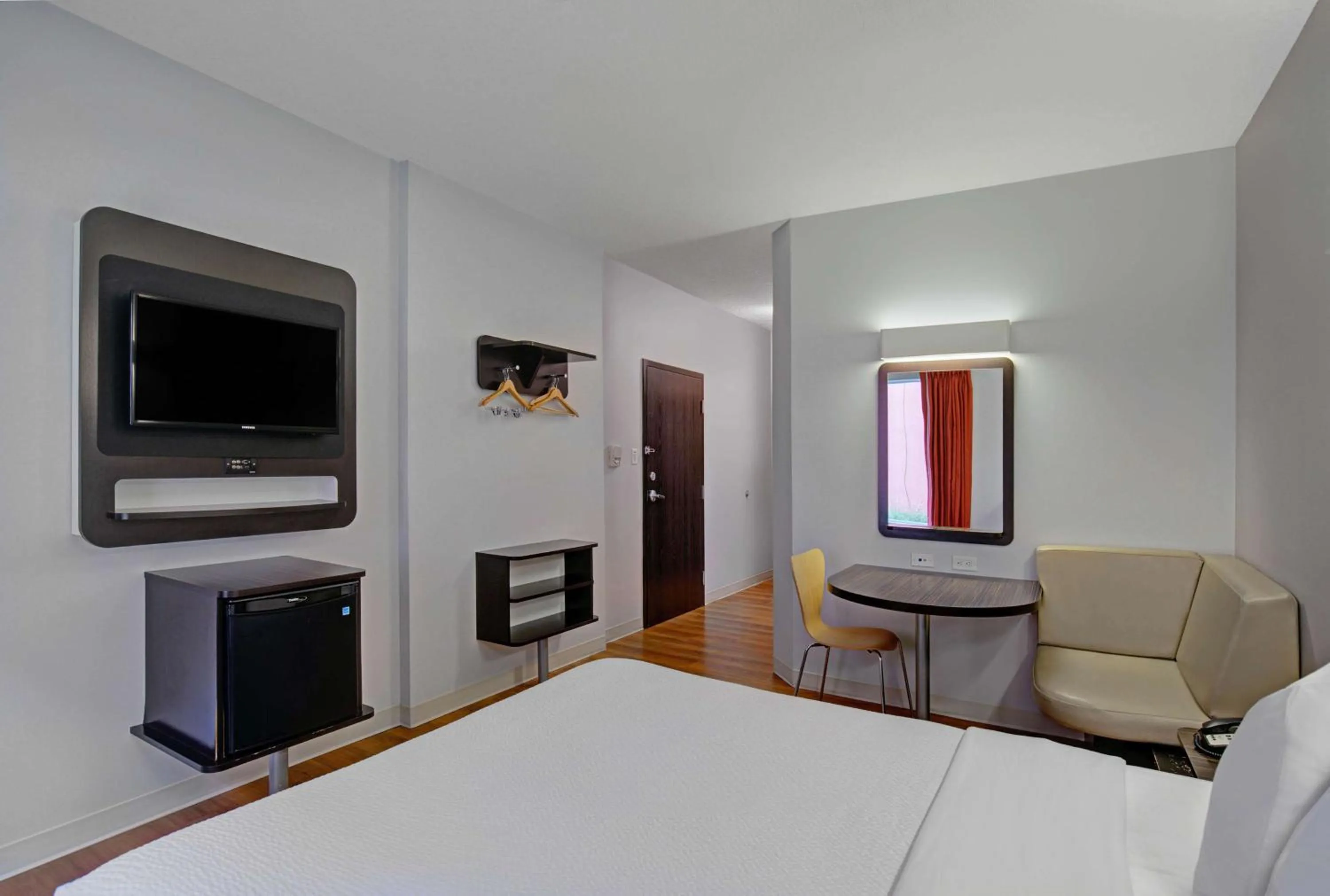 Seating area, Bed in Motel 6 Airdrie