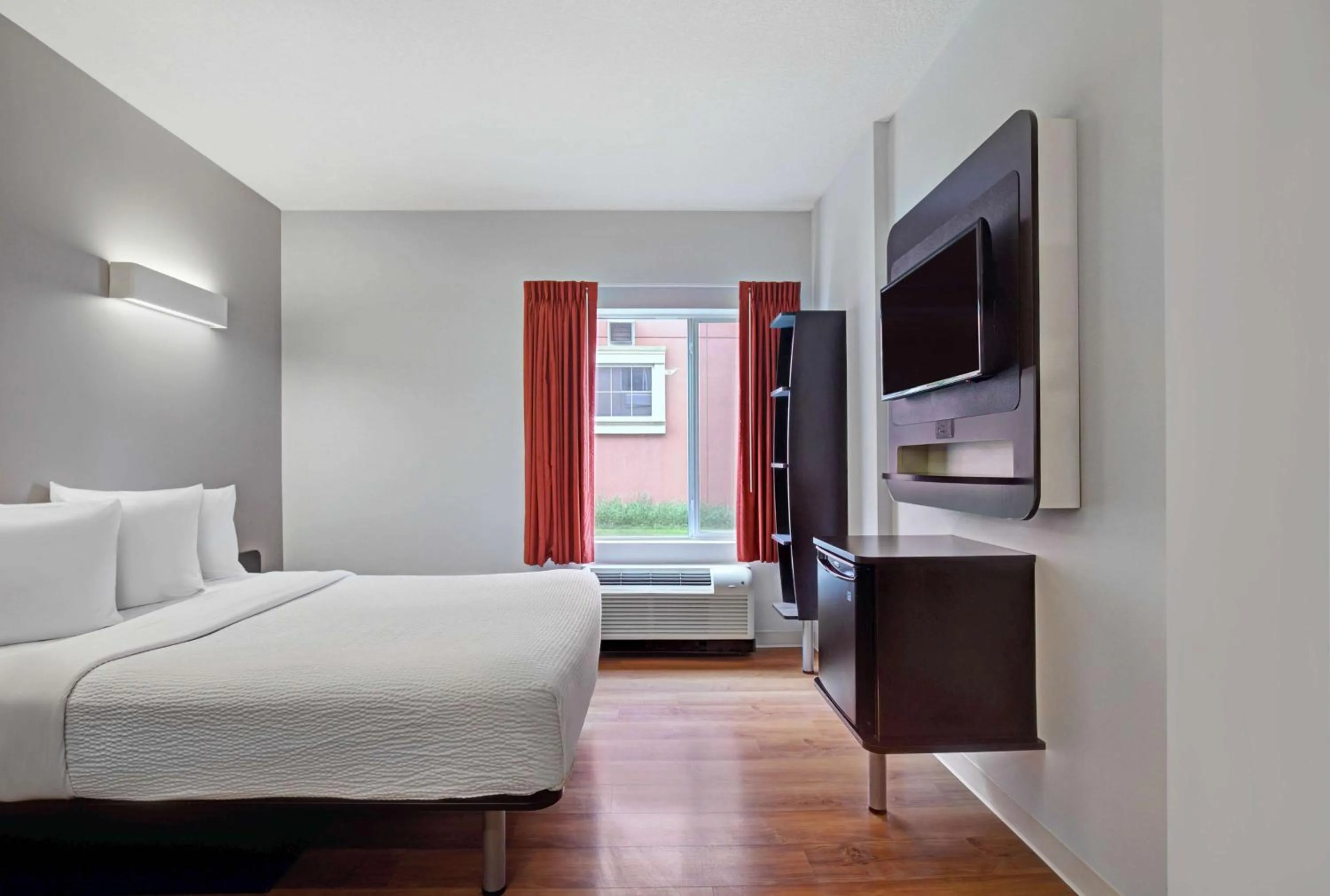 Bedroom, Bed in Motel 6 Airdrie