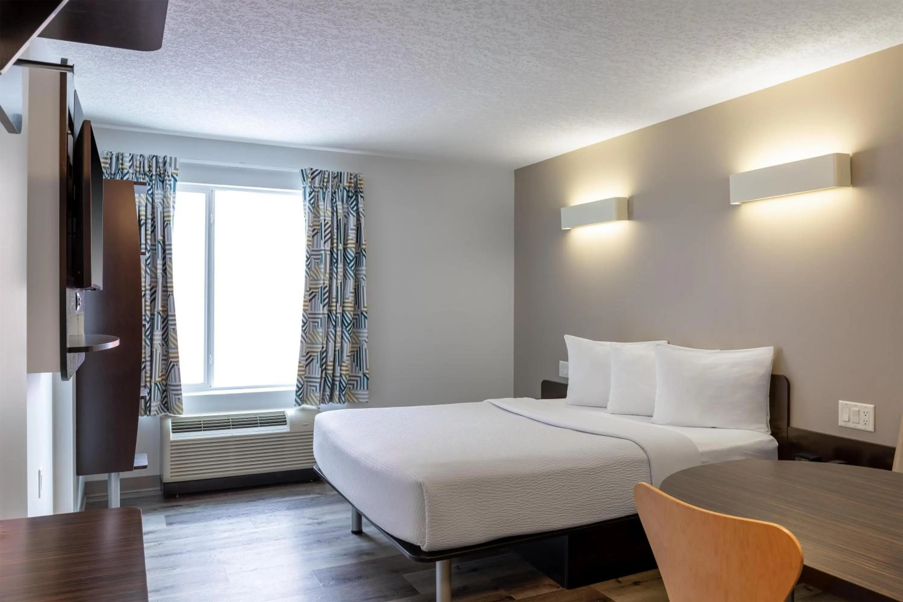 Bedroom, Bed in Motel 6 Airdrie