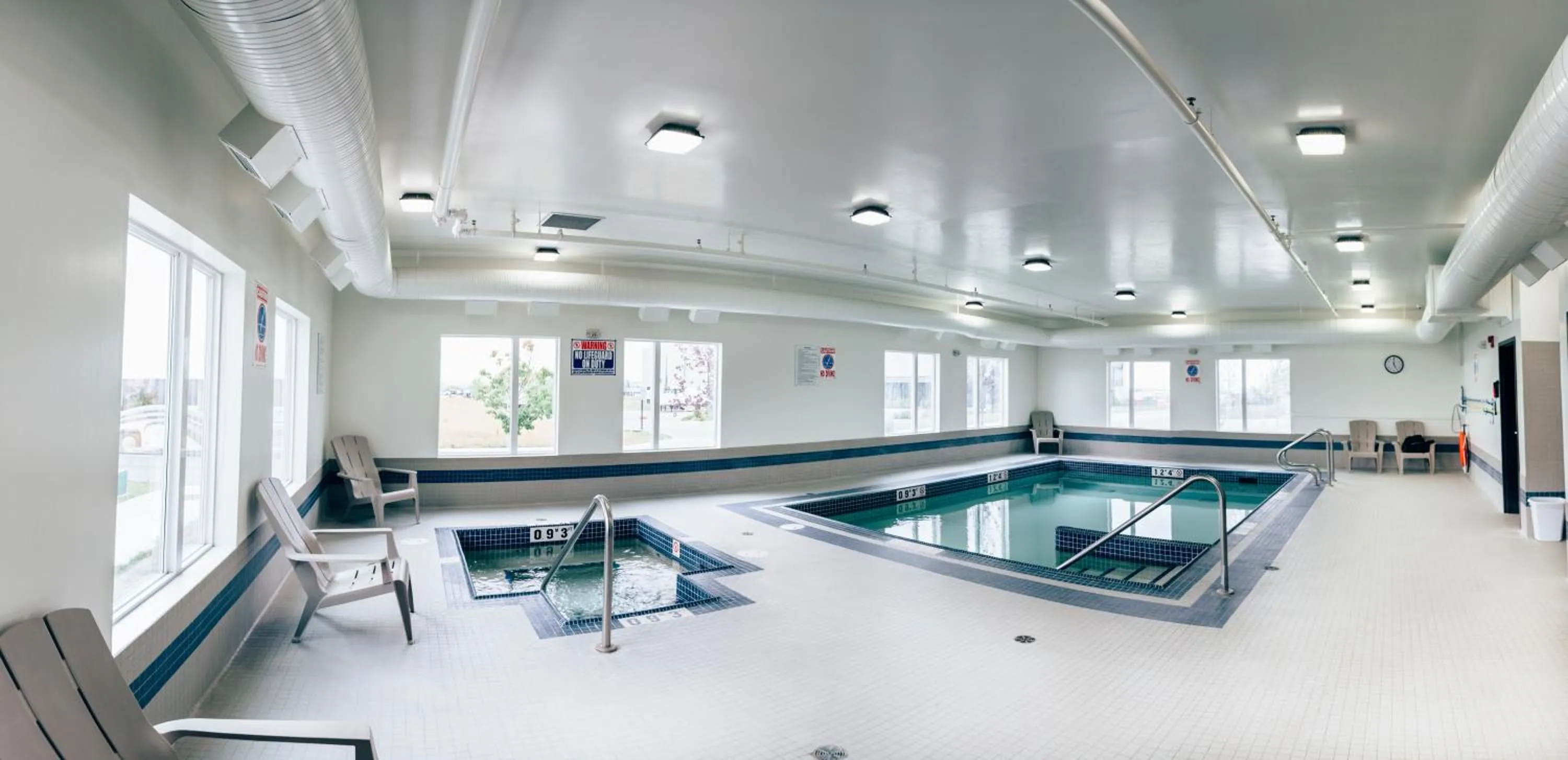 Swimming pool in Motel 6 Airdrie