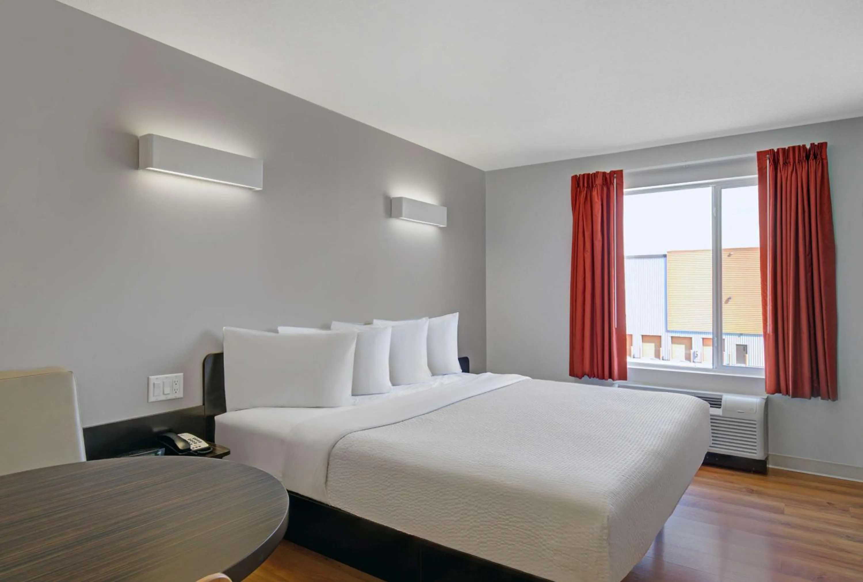 Bedroom, Bed in Motel 6 Airdrie