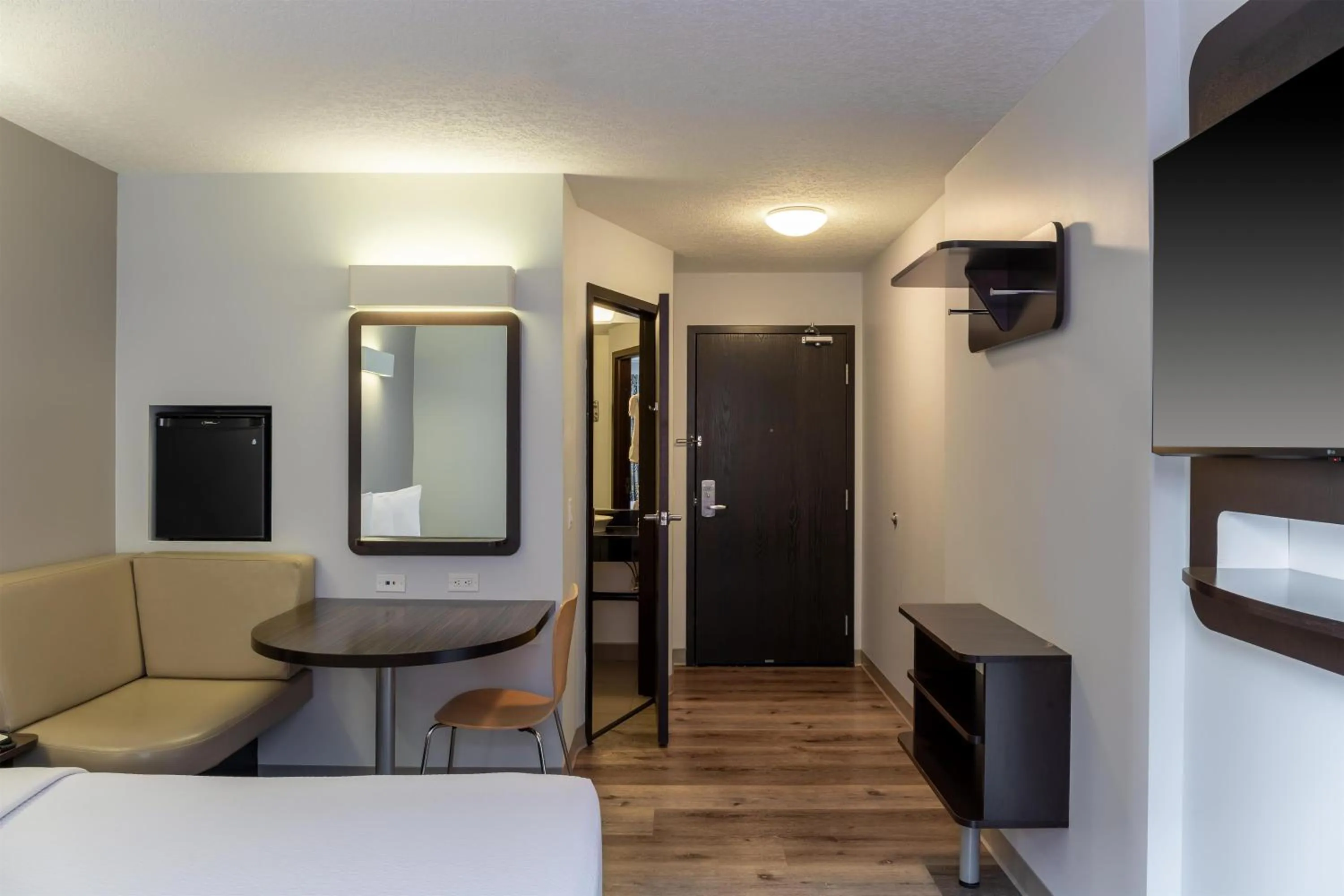 Bedroom, Bed in Motel 6 Airdrie