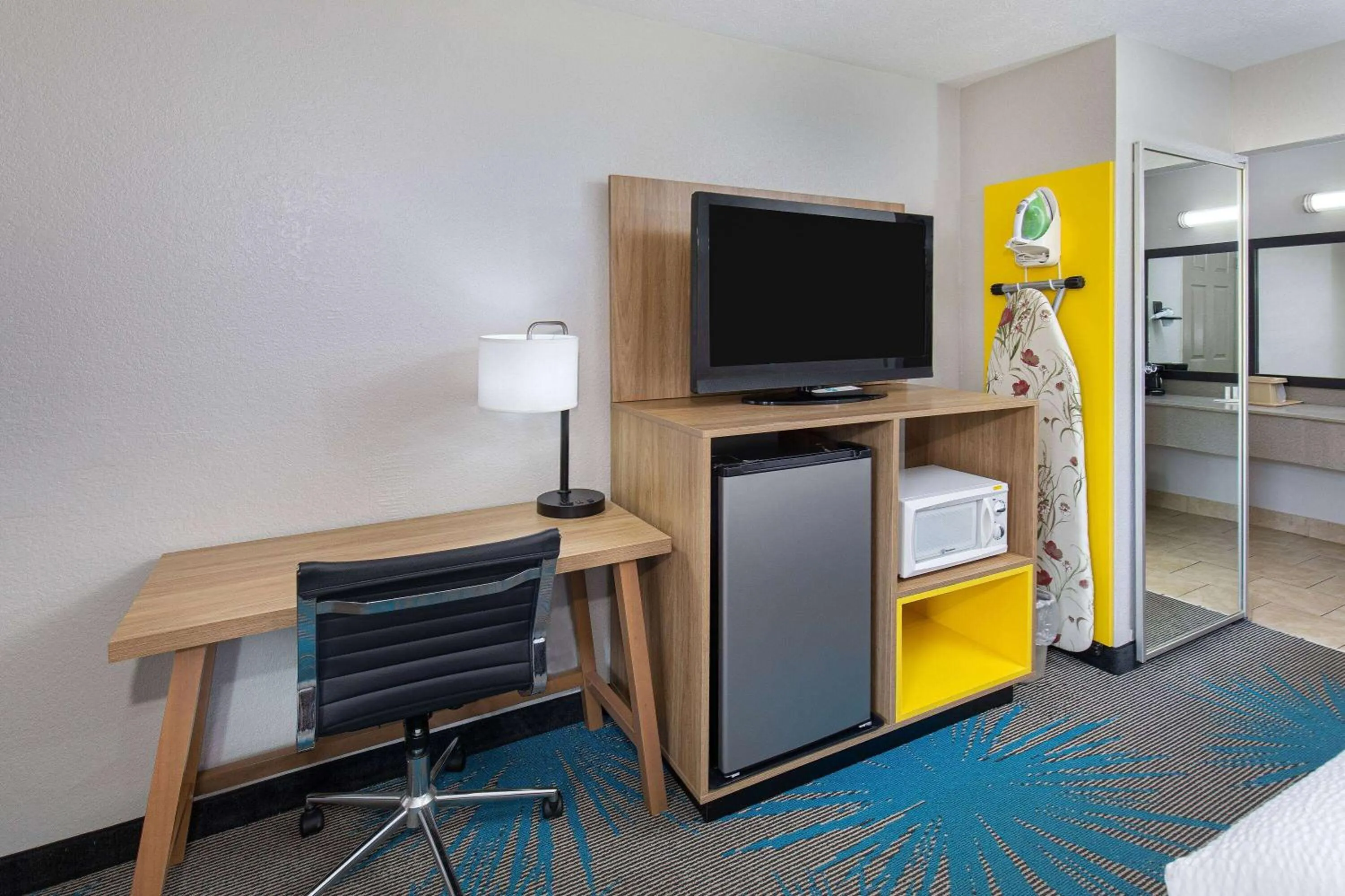 Bed in Days Inn by Wyndham Savannah